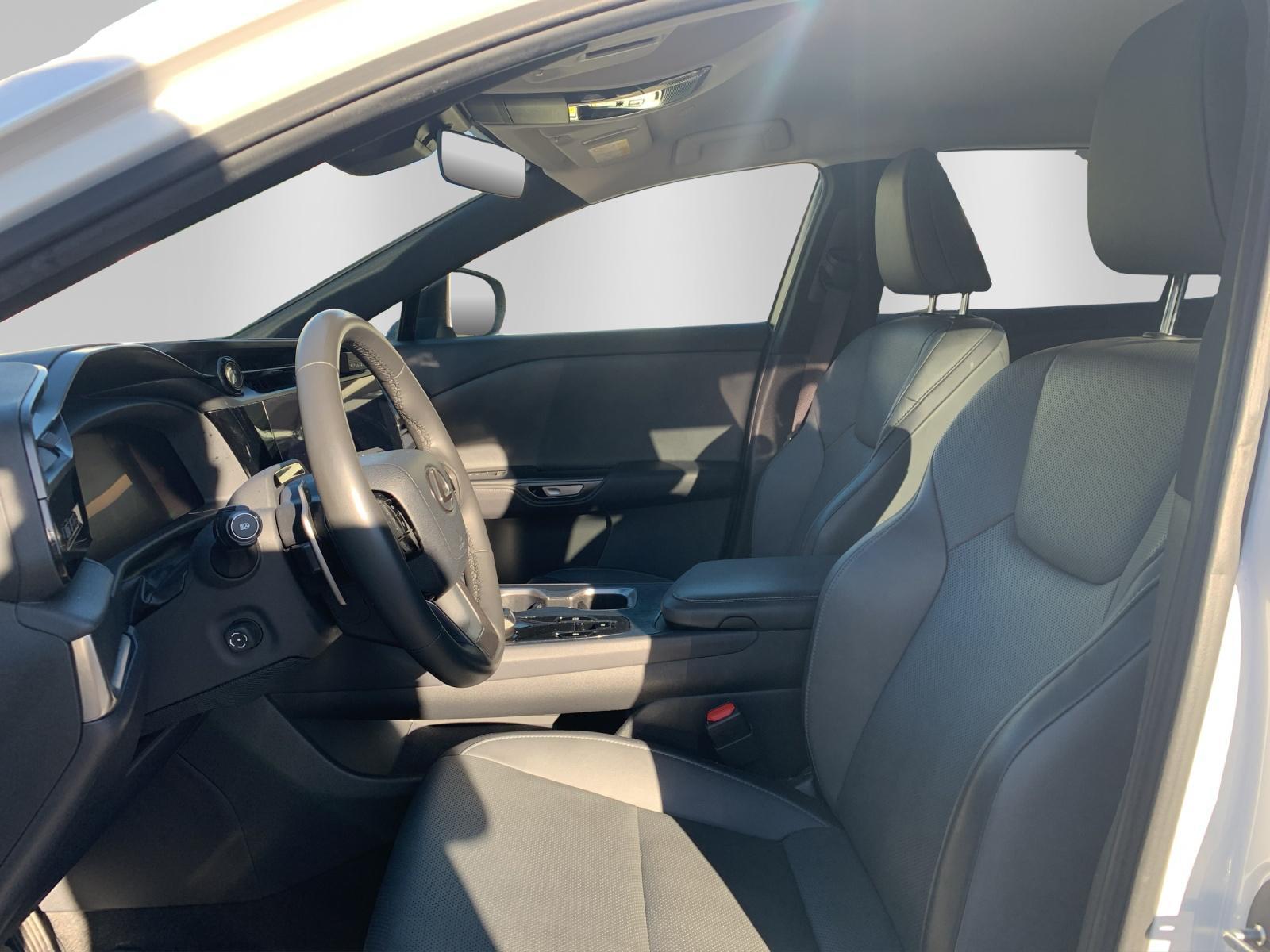 LEXUS RZ 450e Comfort-image-8
