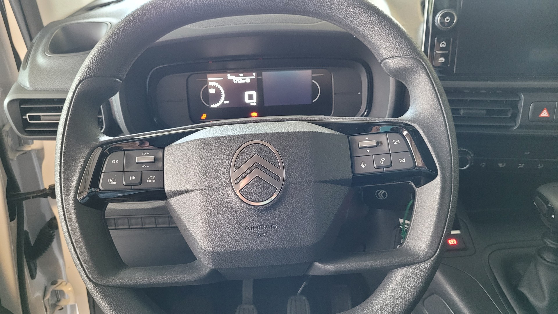 CITROEN Berlingo Van 1.2 Pure Tech 110 s/s Swiss Edition-image-8