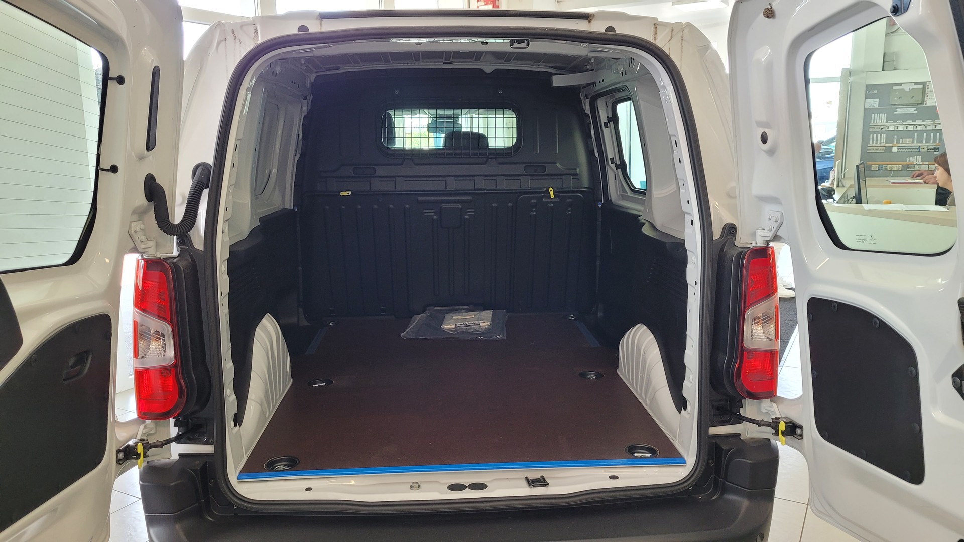 CITROEN Berlingo Van 1.2 Pure Tech 110 s/s Swiss Edition-image-3