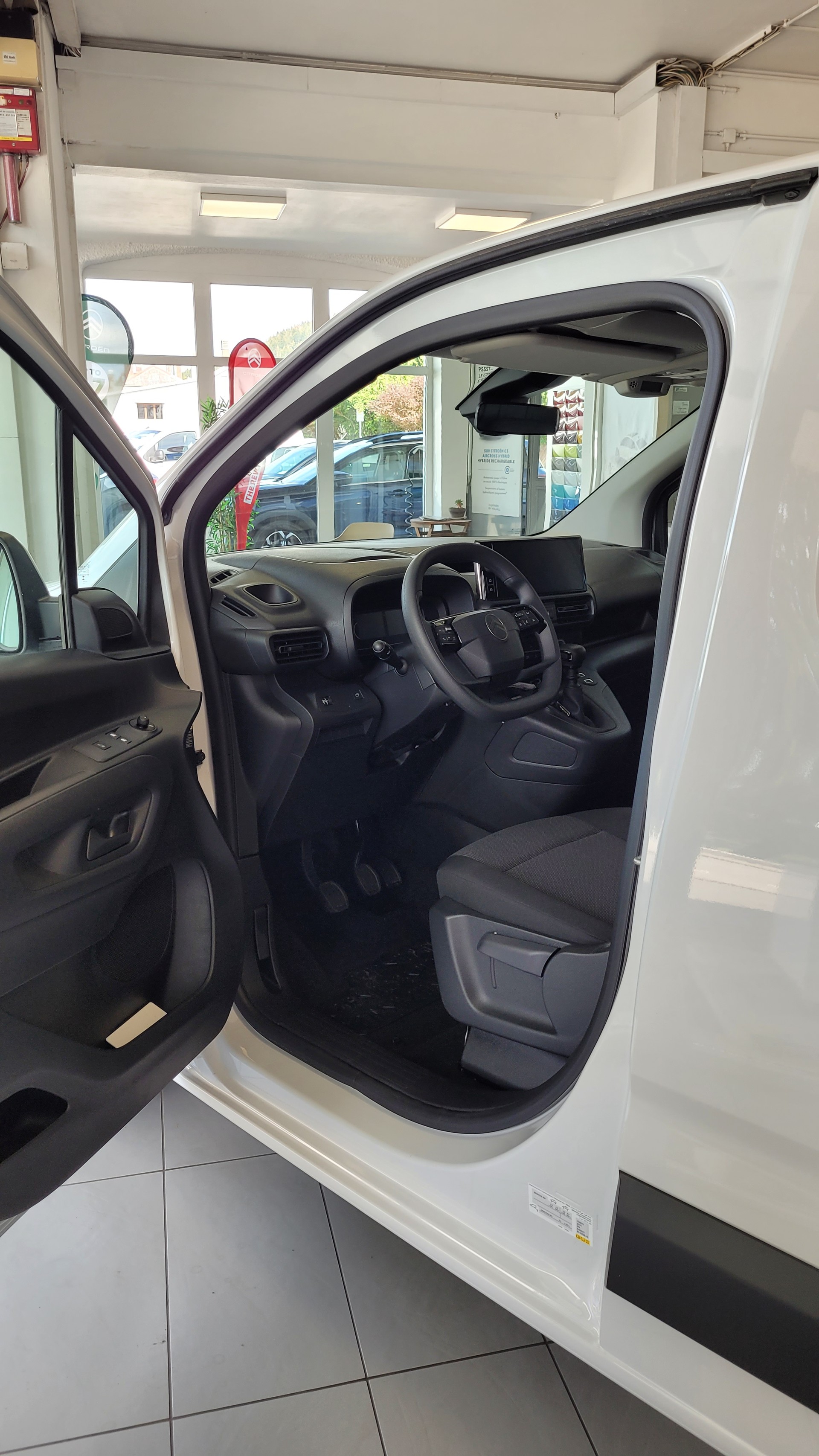 CITROEN Berlingo Van 1.2 Pure Tech 110 s/s Swiss Edition-image-6