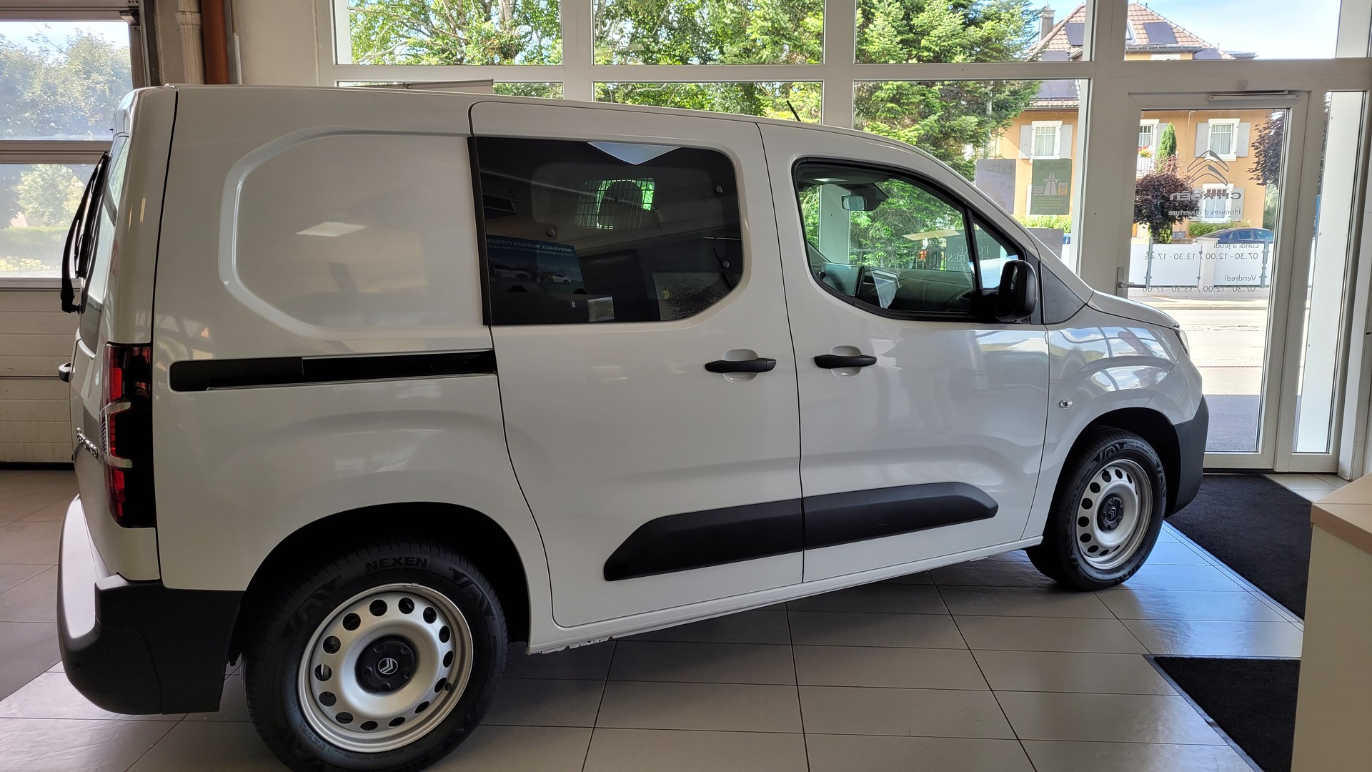CITROEN Berlingo Van 1.2 Pure Tech 110 s/s Swiss Edition-image-1