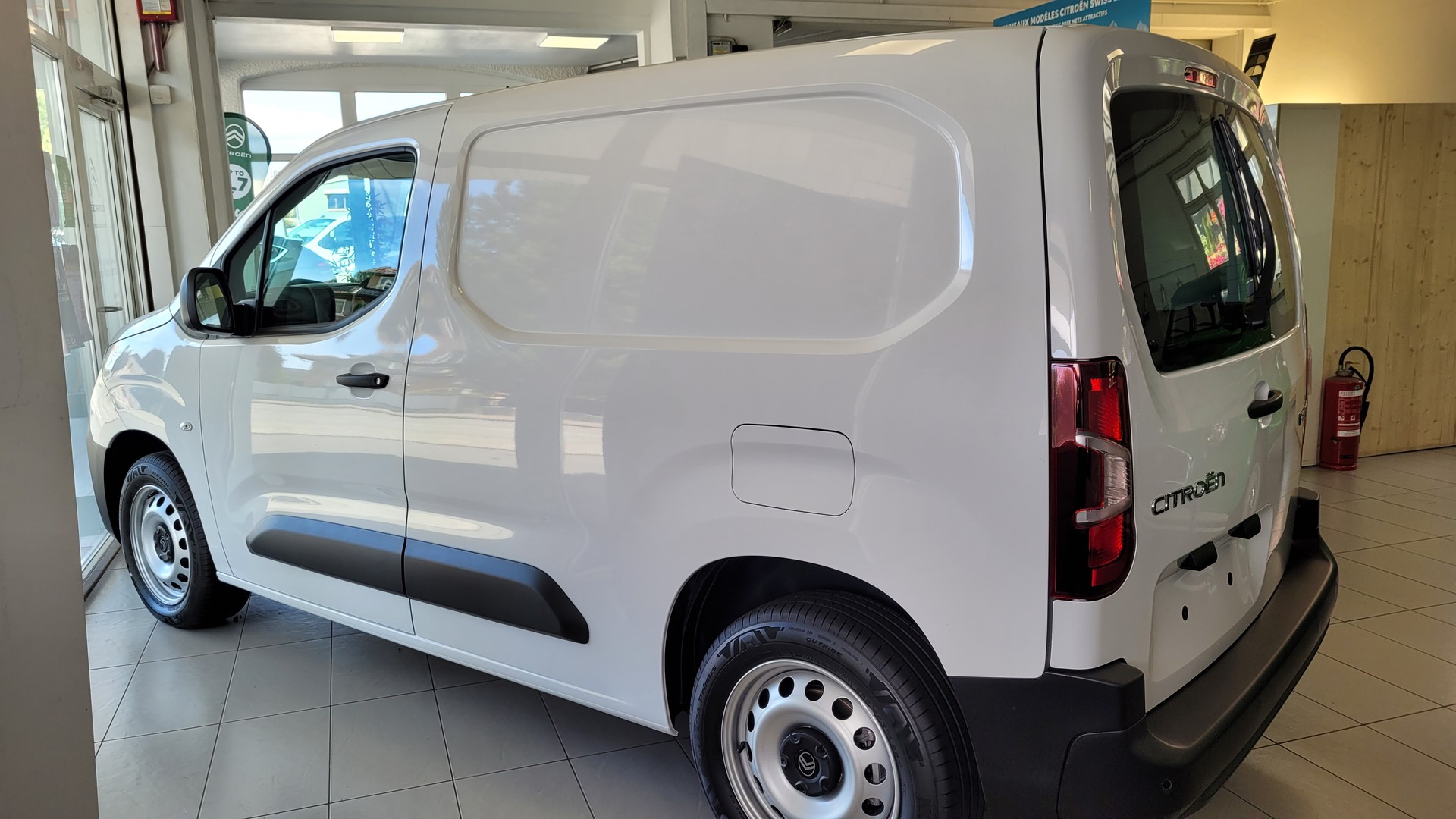 CITROEN Berlingo Van 1.2 Pure Tech 110 s/s Swiss Edition-image-4