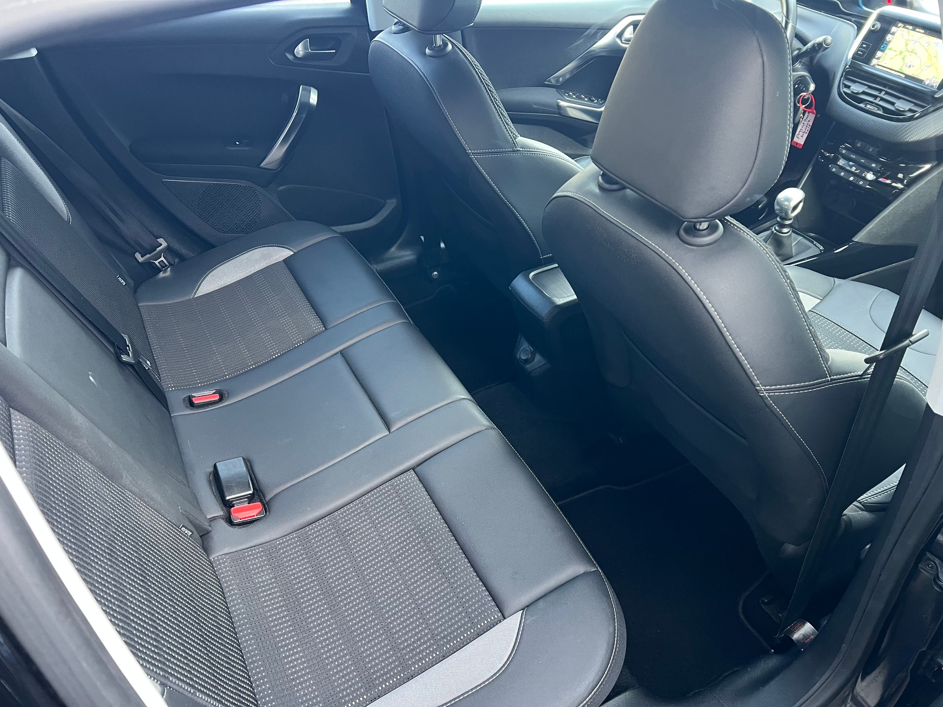 PEUGEOT 2008 1.6 BlueHDi Allure-image-10