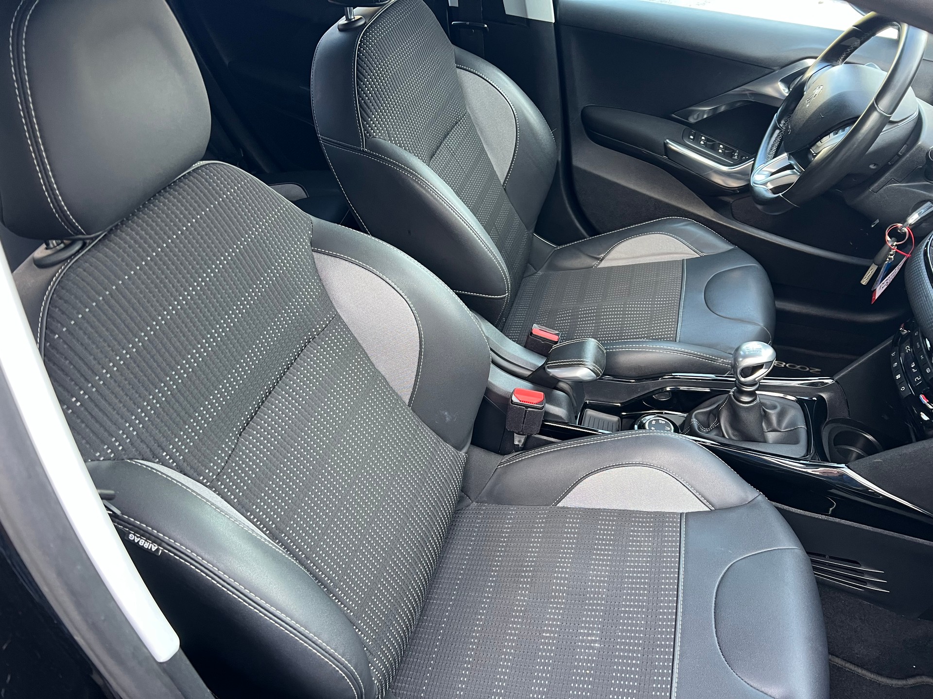 PEUGEOT 2008 1.6 BlueHDi Allure-image-9