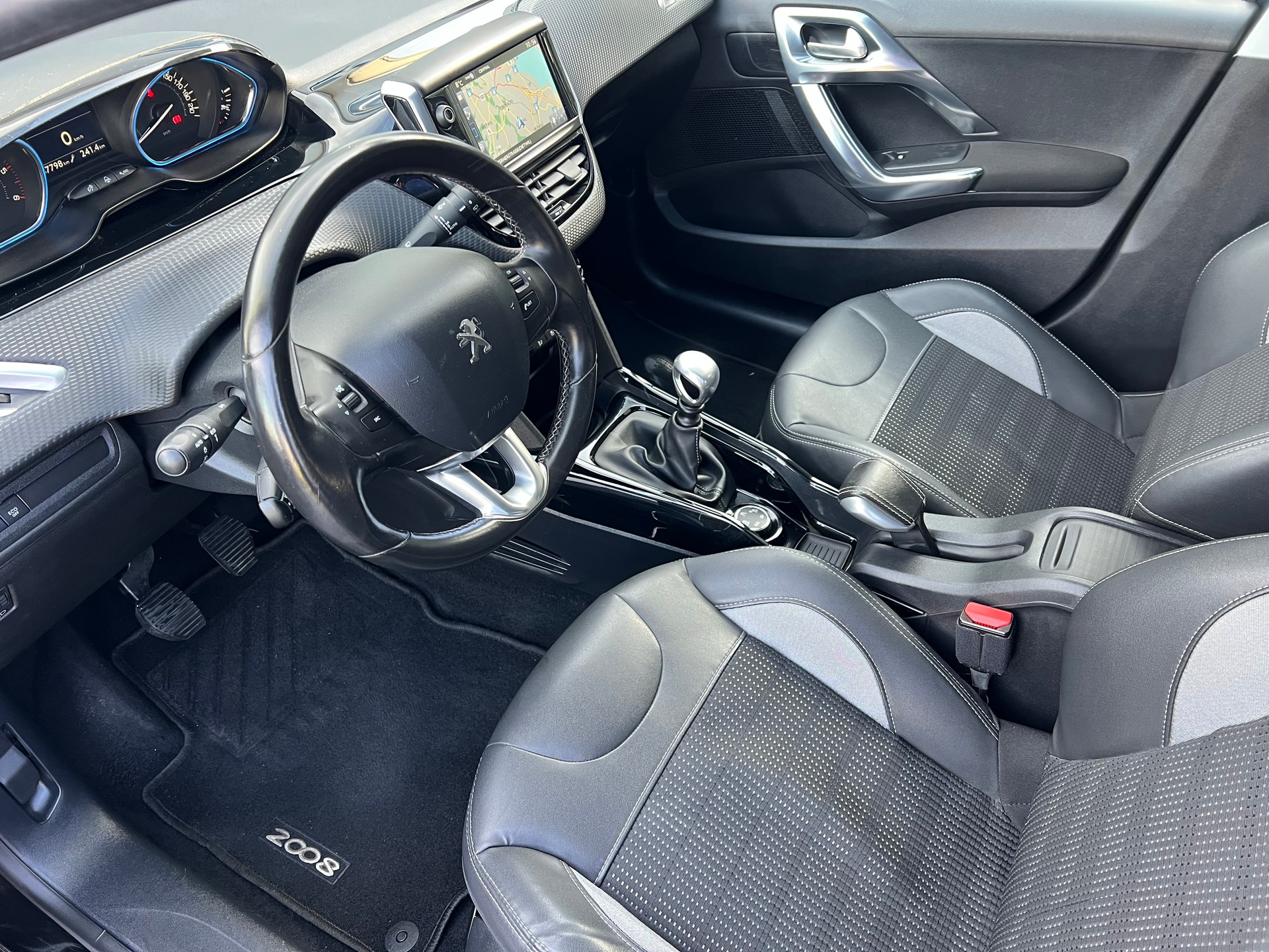 PEUGEOT 2008 1.6 BlueHDi Allure-image-7