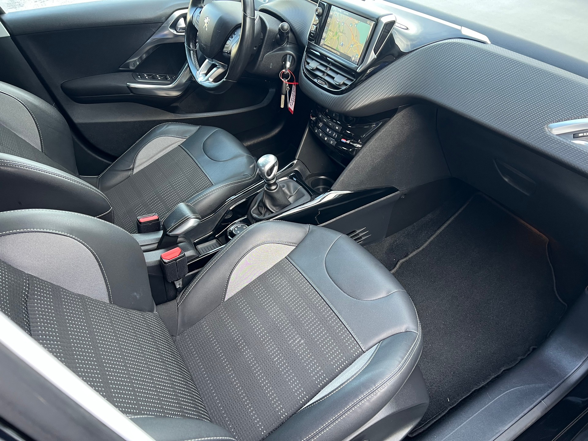 PEUGEOT 2008 1.6 BlueHDi Allure-image-8
