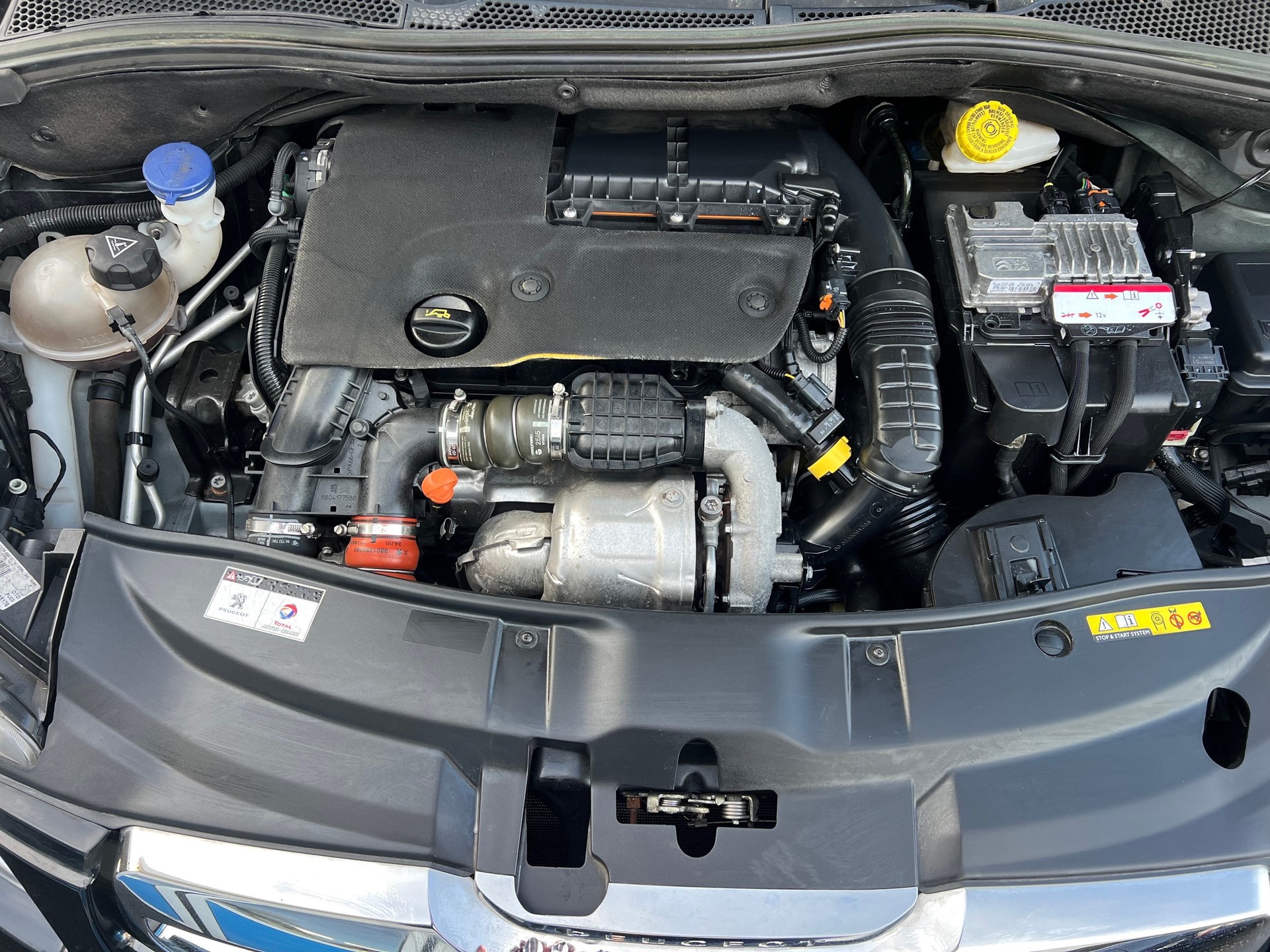 PEUGEOT 2008 1.6 BlueHDi Allure-image-13