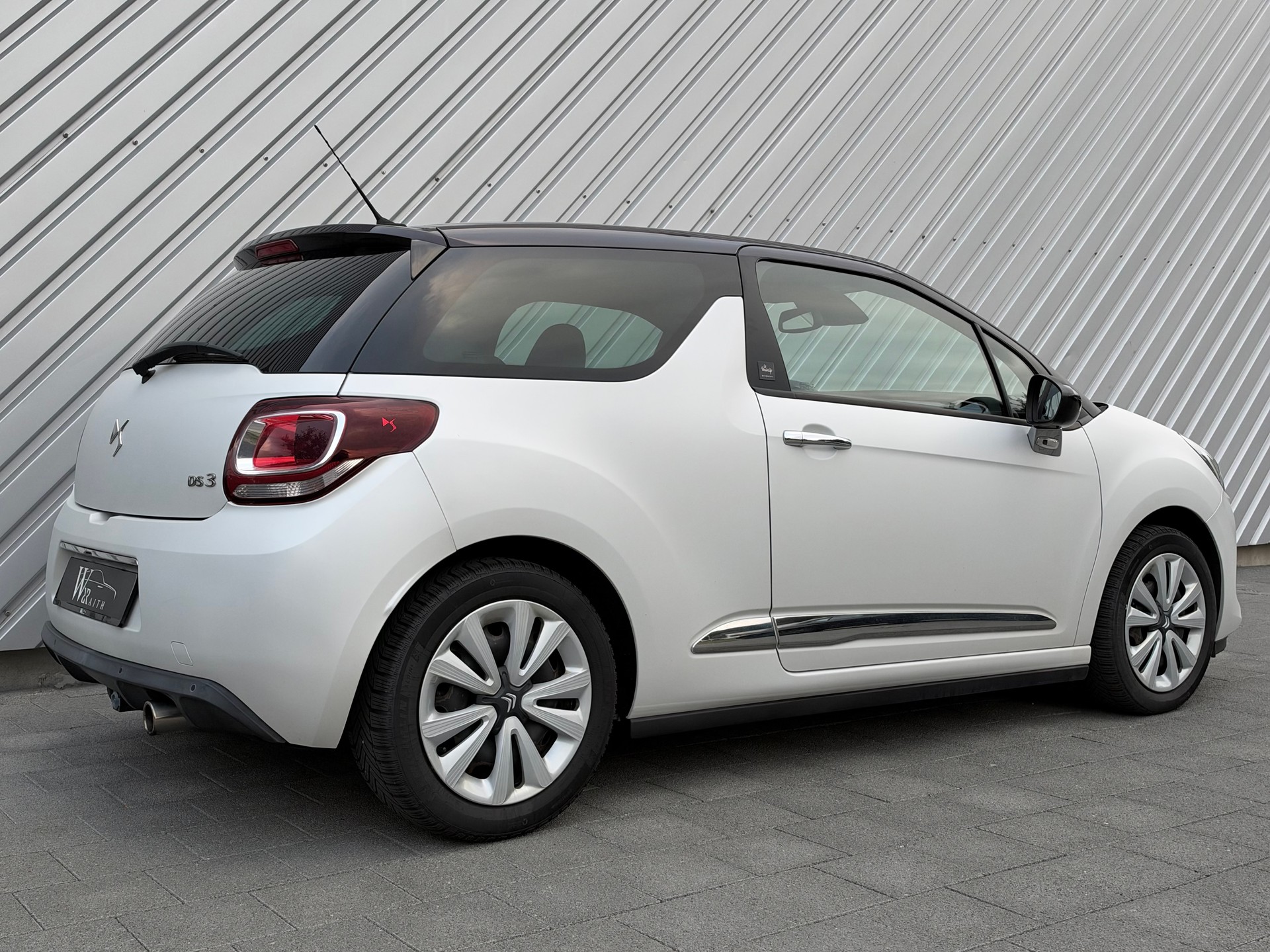 DS AUTOMOBILES DS 3 1.2 PureTech Faubourg Addict EAT GIVENCHY-image-2