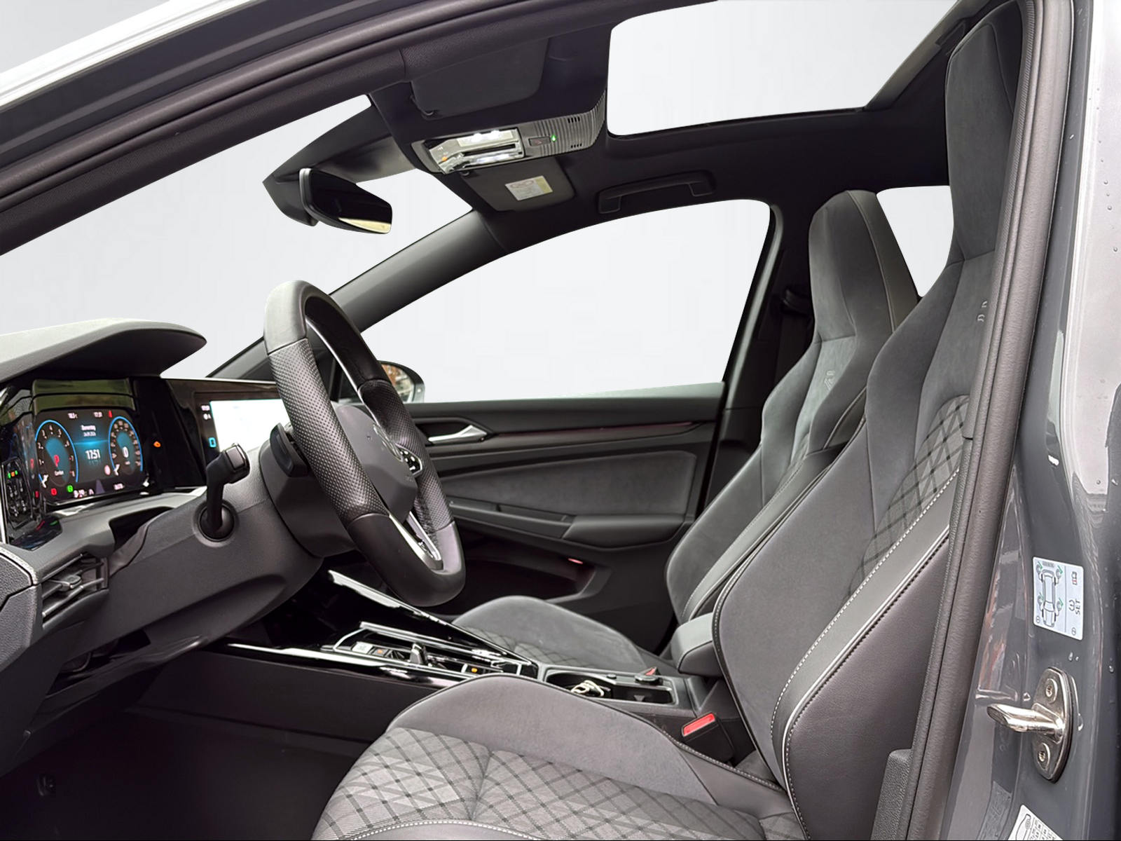 VW Golf VIII 2.0 TSI R-Line DSG 4motion-image-4