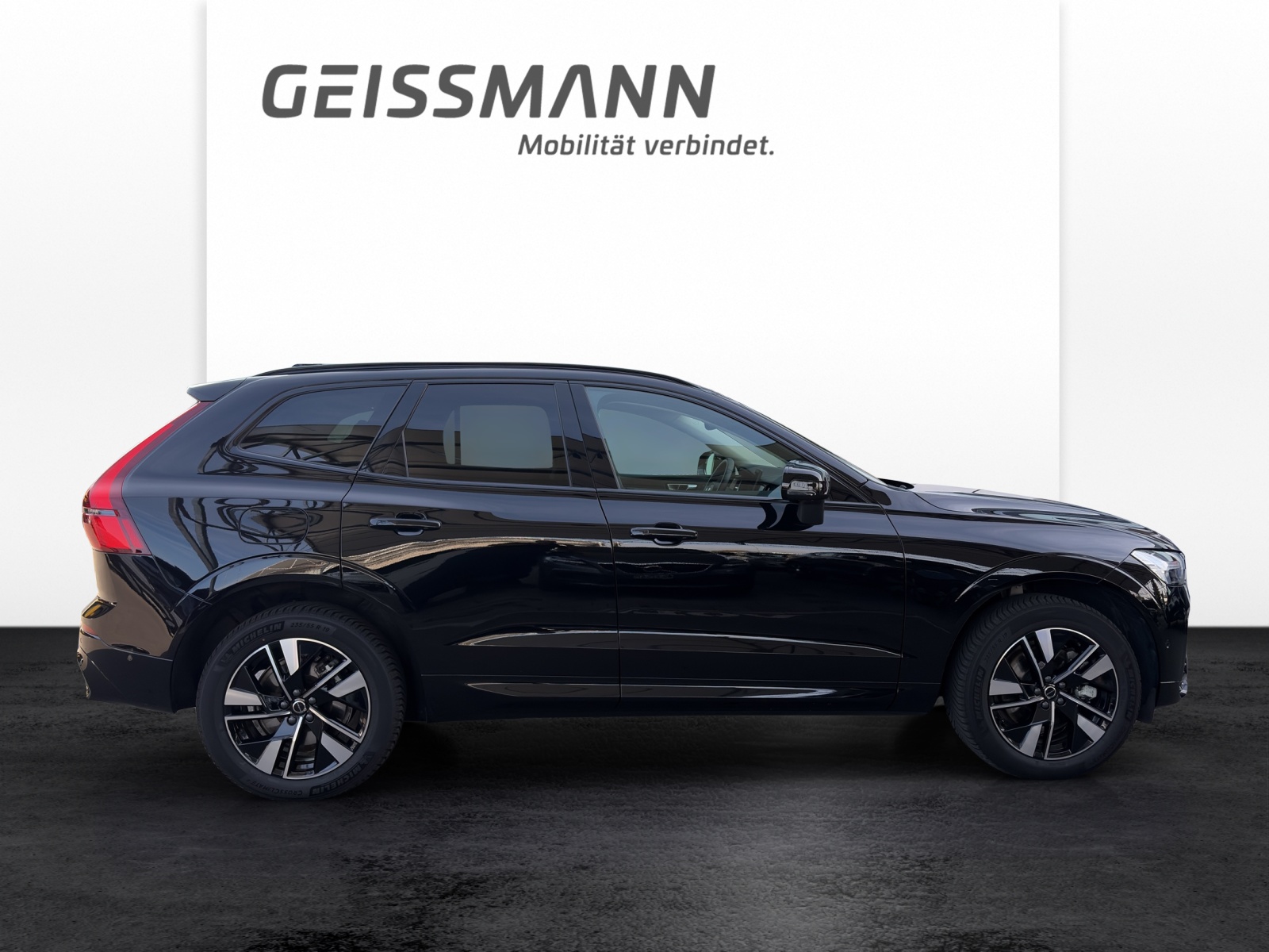 VOLVO XC60 2.0 T6 TE Plus Dark eAWD-showroom-element-3
