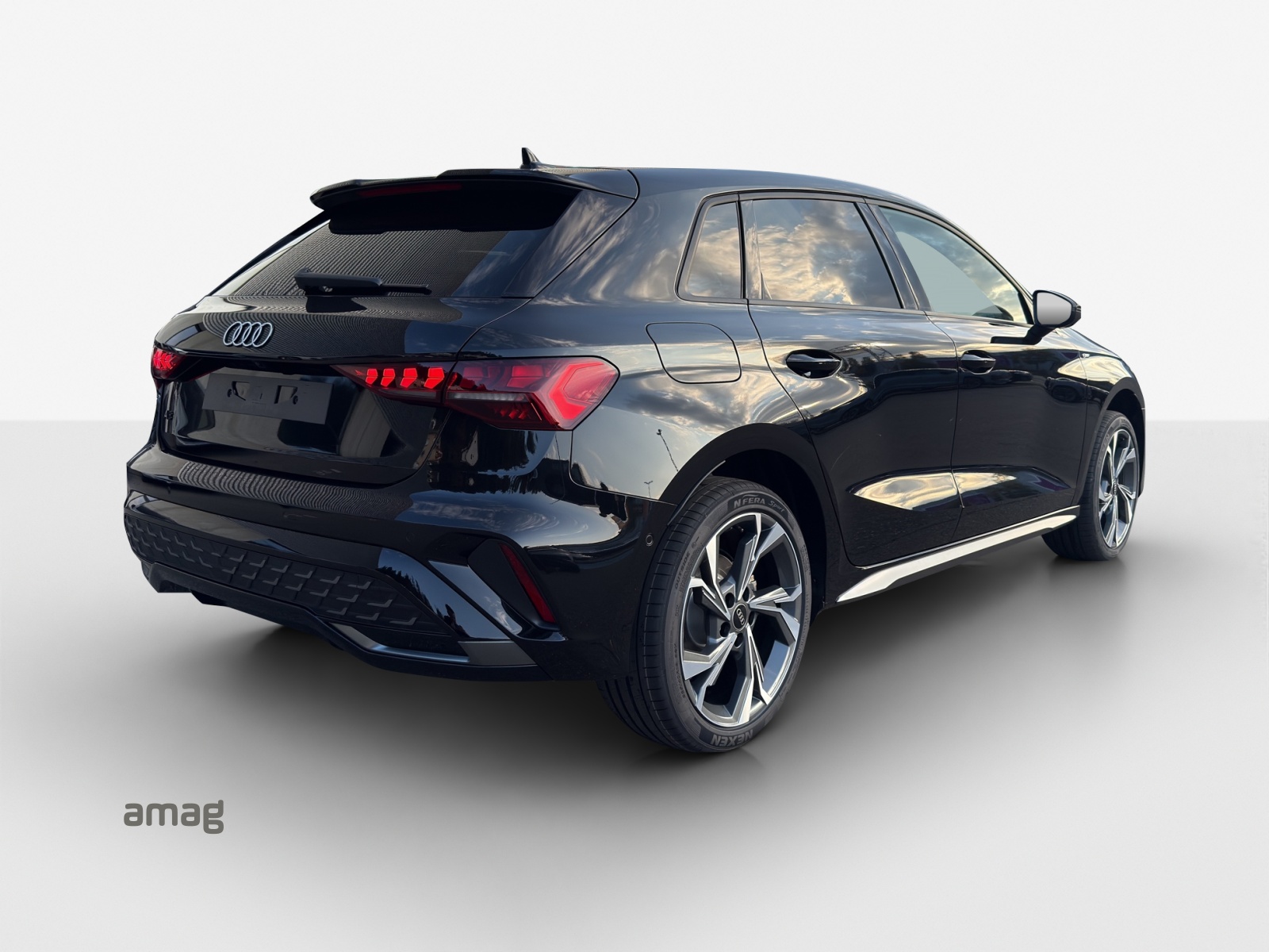 AUDI A3 Sportback TFSI 110 kW S line Attraction S tronic-image-4