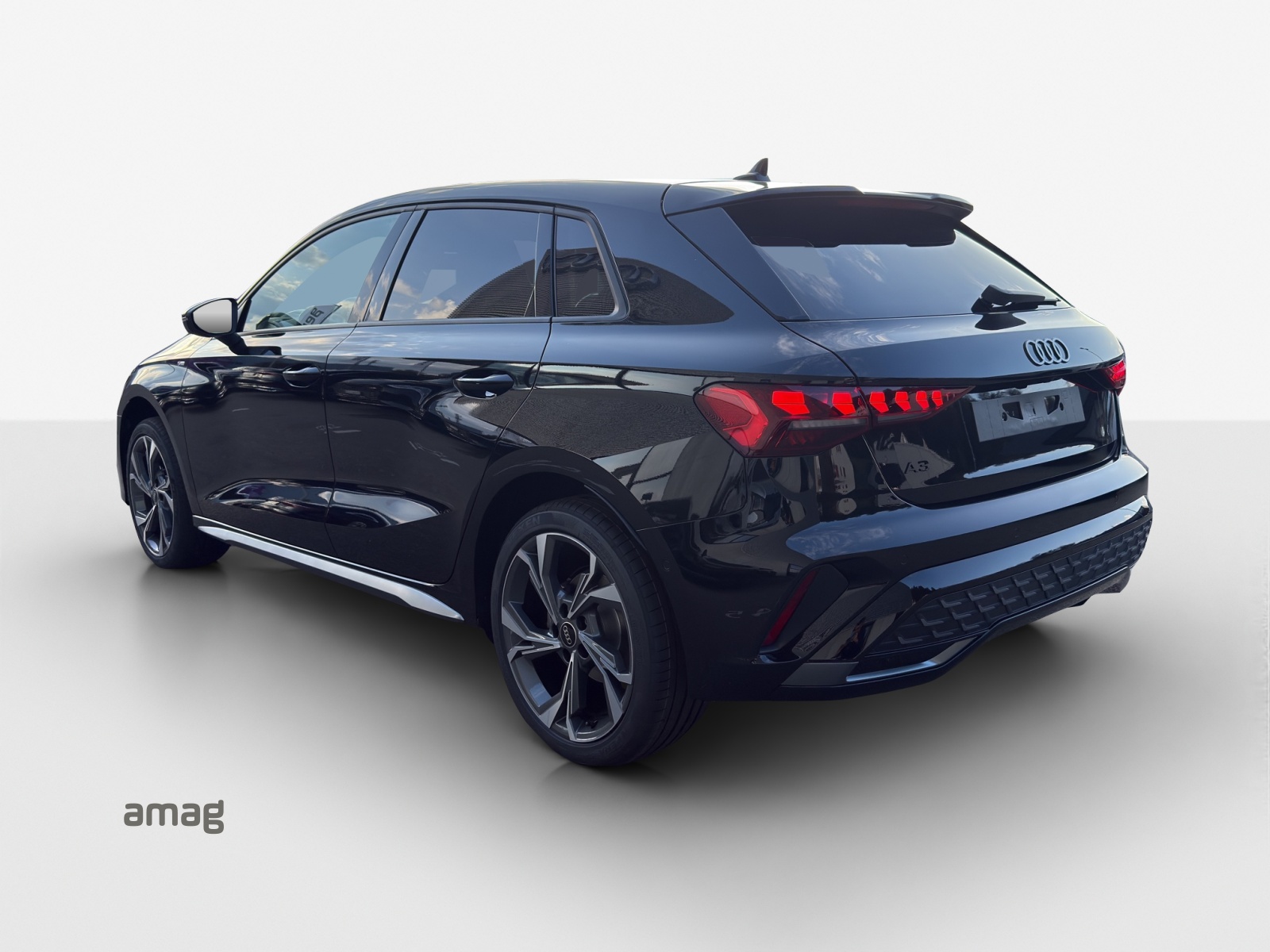 AUDI A3 Sportback TFSI 110 kW S line Attraction S tronic-image-2