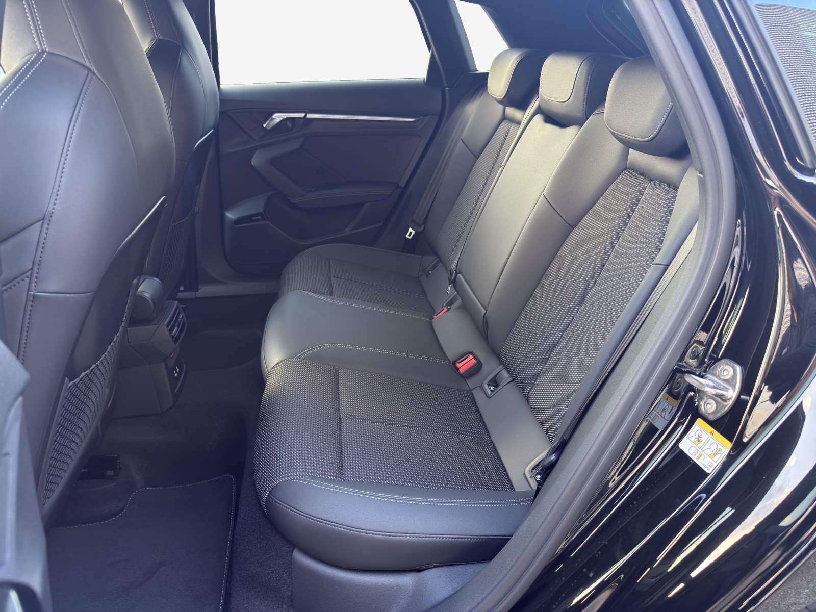 AUDI A3 Sportback TFSI 110 kW S line Attraction S tronic-image-11