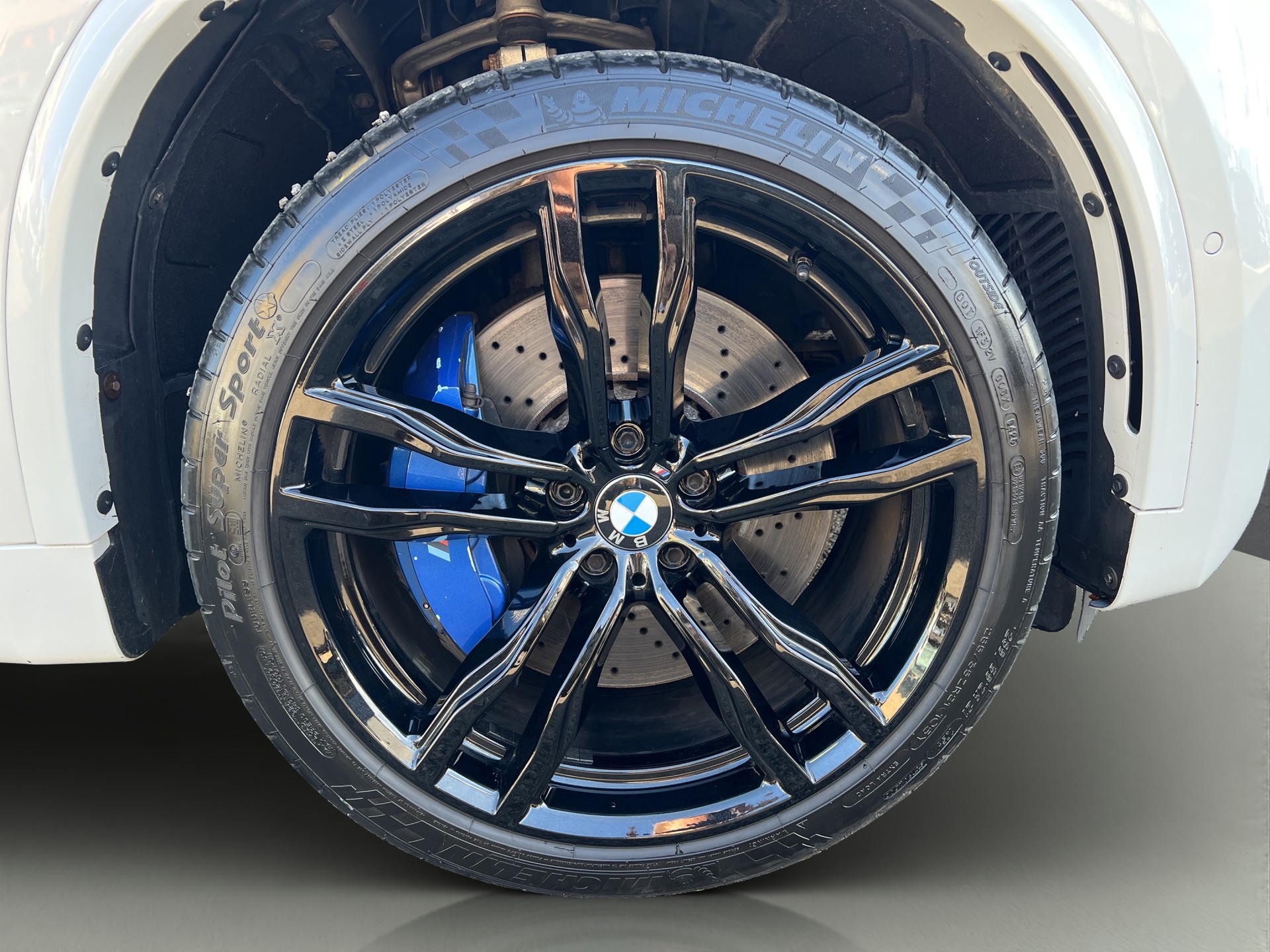 BMW X5M-image-17