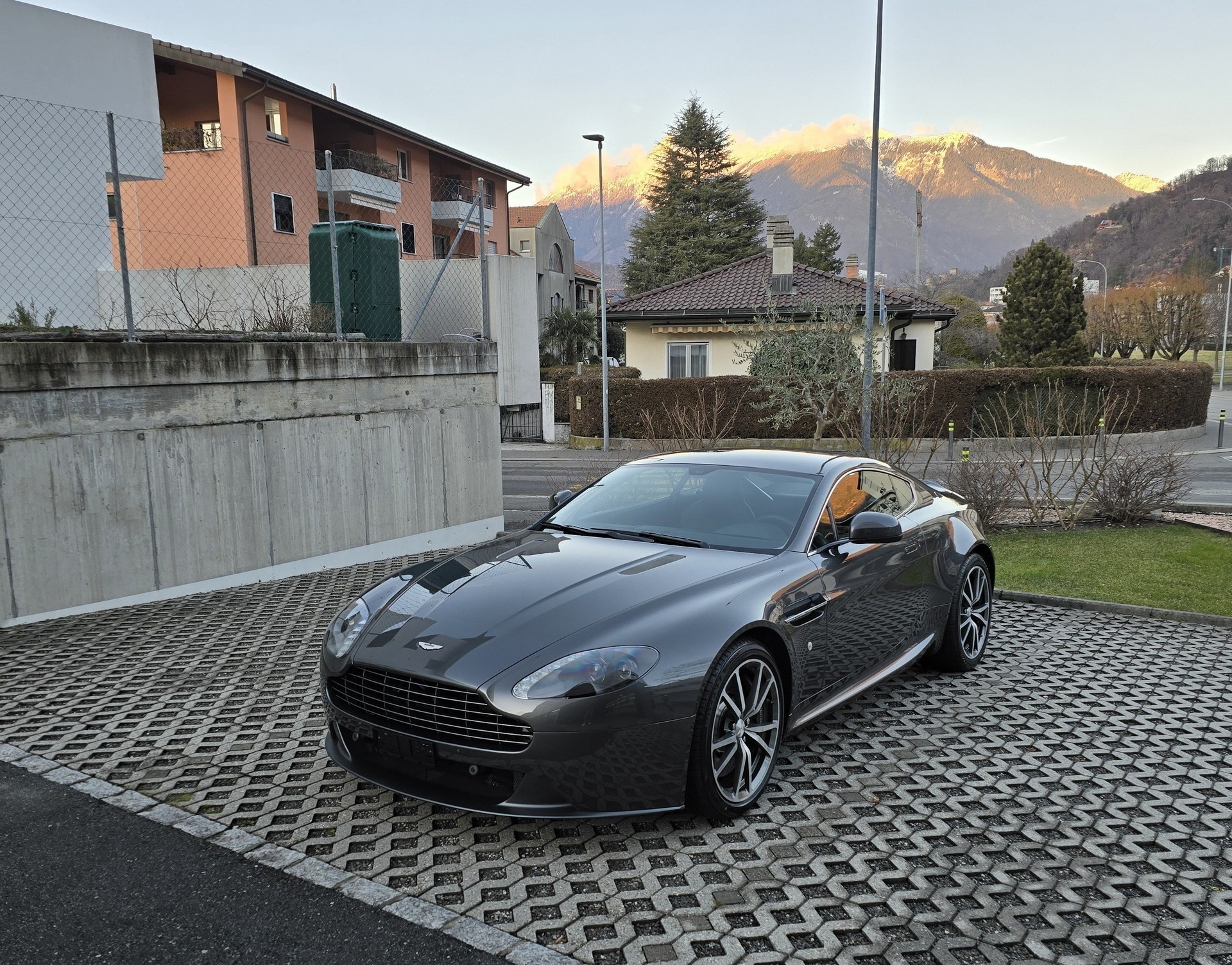 ASTON MARTIN V8 Vantage 4.7 Sportshift-showroom-element-1