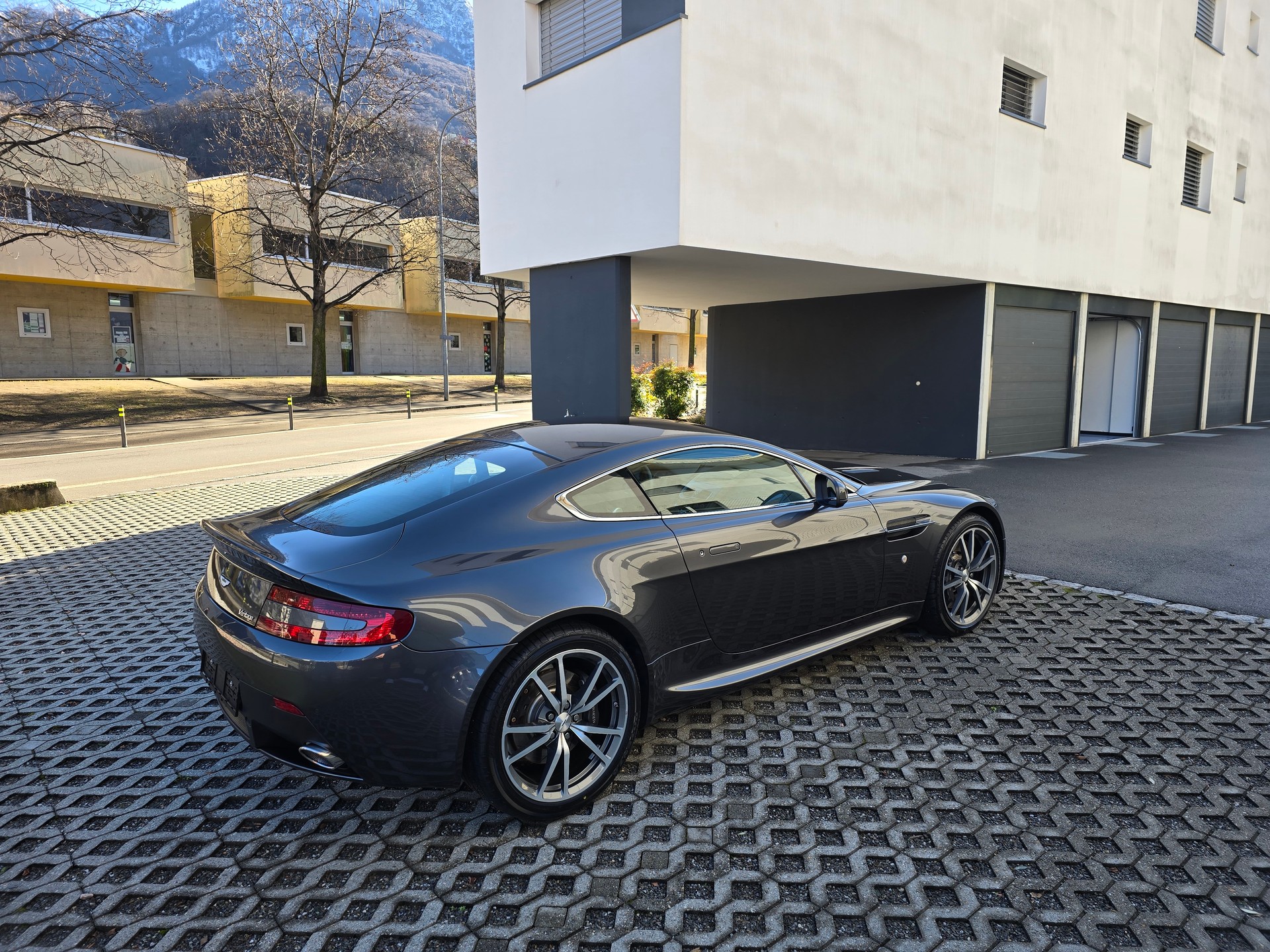 ASTON MARTIN V8 Vantage 4.7 Sportshift-showroom-element-3