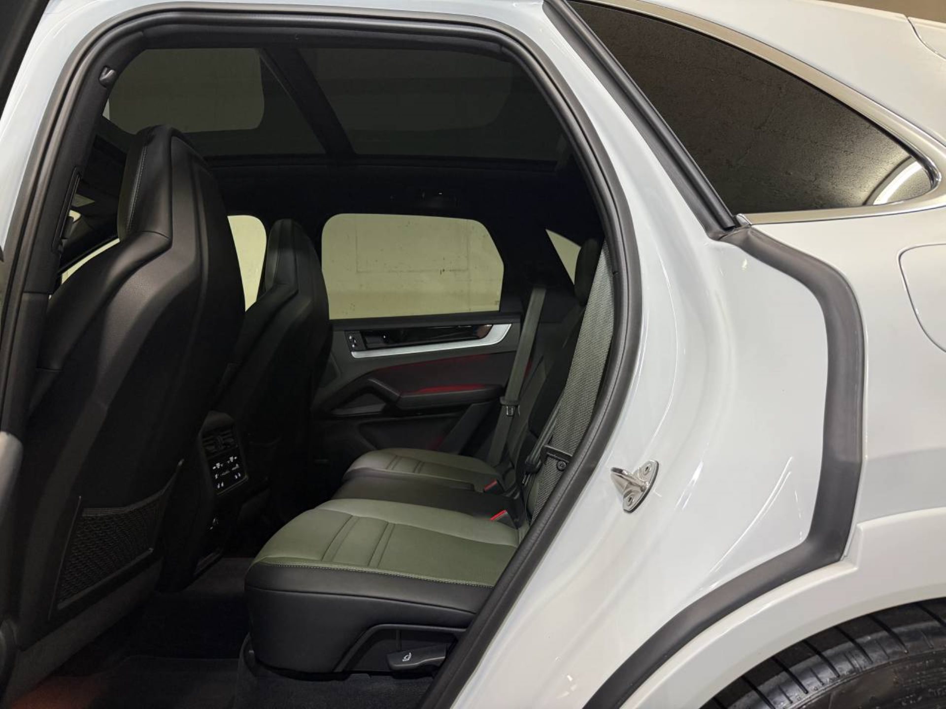 PORSCHE Cayenne E-Hybrid (MY24)-image-21