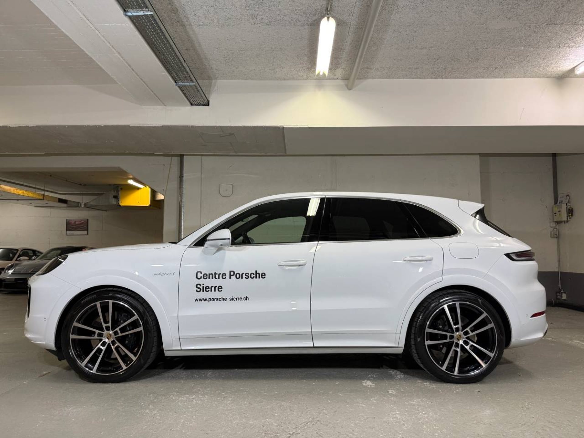 PORSCHE Cayenne E-Hybrid (MY24)-image-1