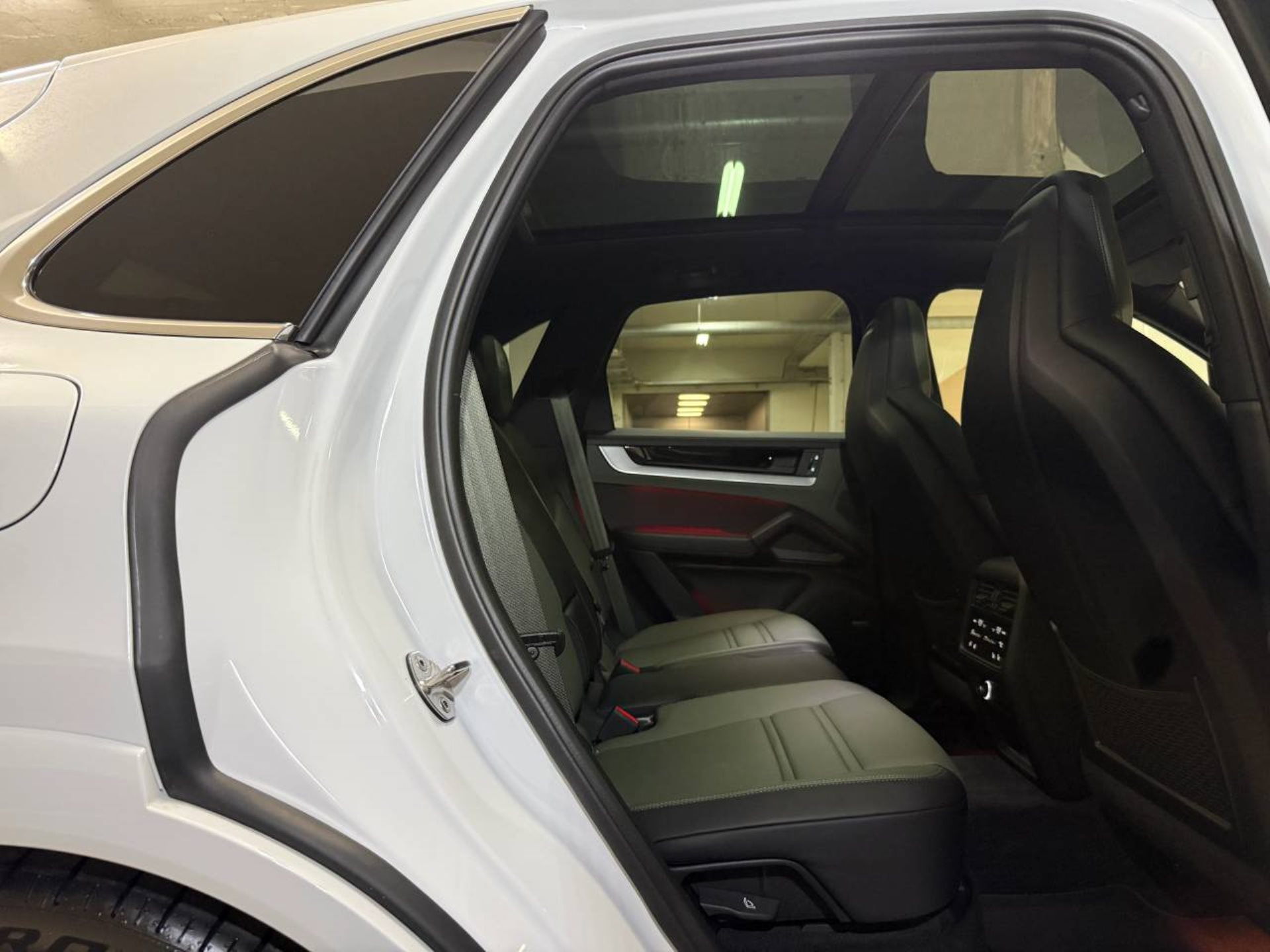 PORSCHE Cayenne E-Hybrid (MY24)-image-24