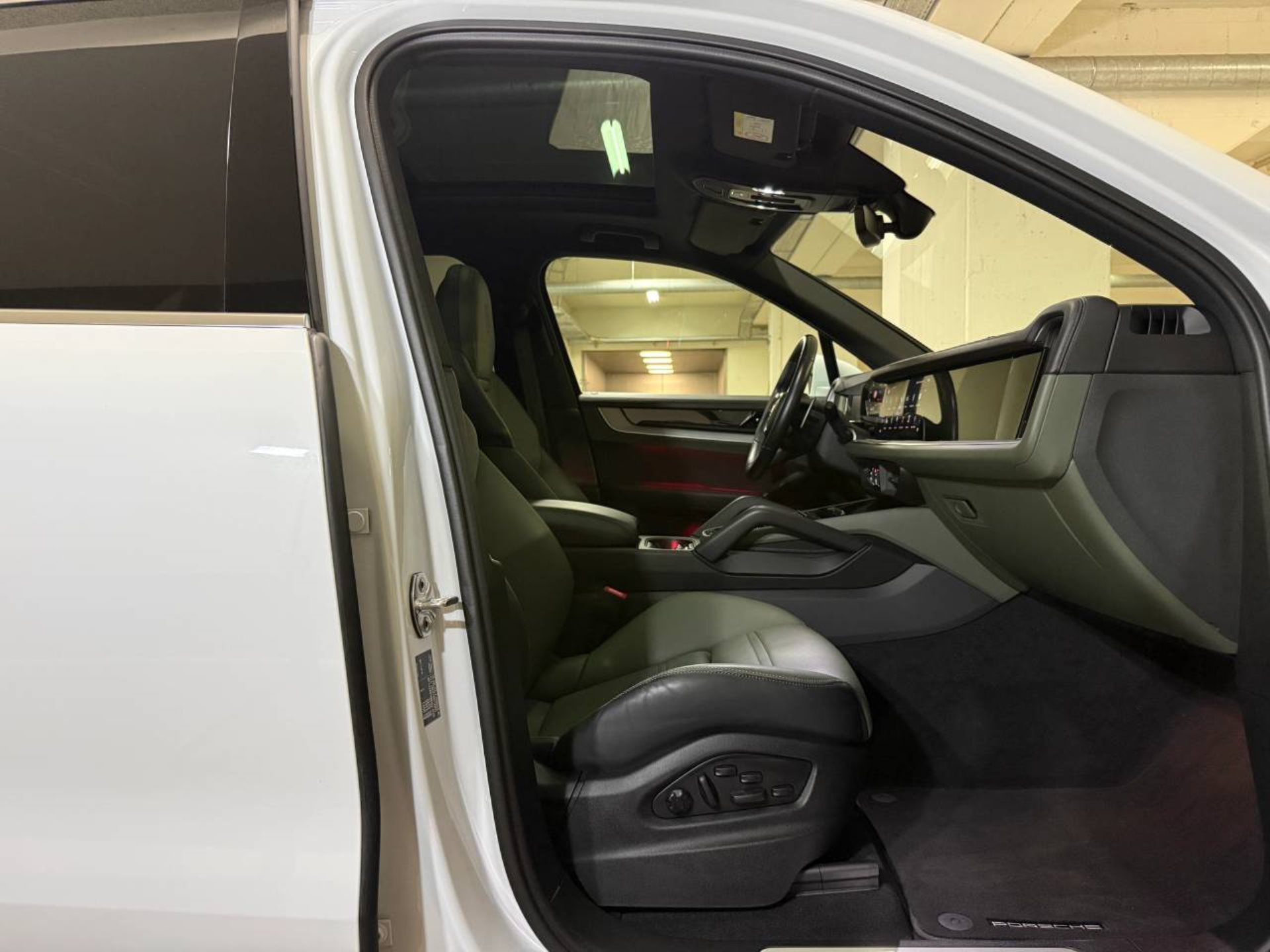 PORSCHE Cayenne E-Hybrid (MY24)-image-23