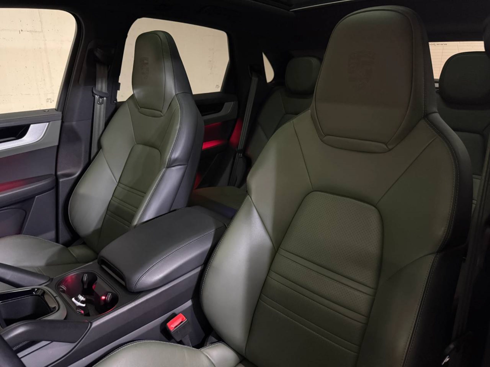 PORSCHE Cayenne E-Hybrid (MY24)-image-4