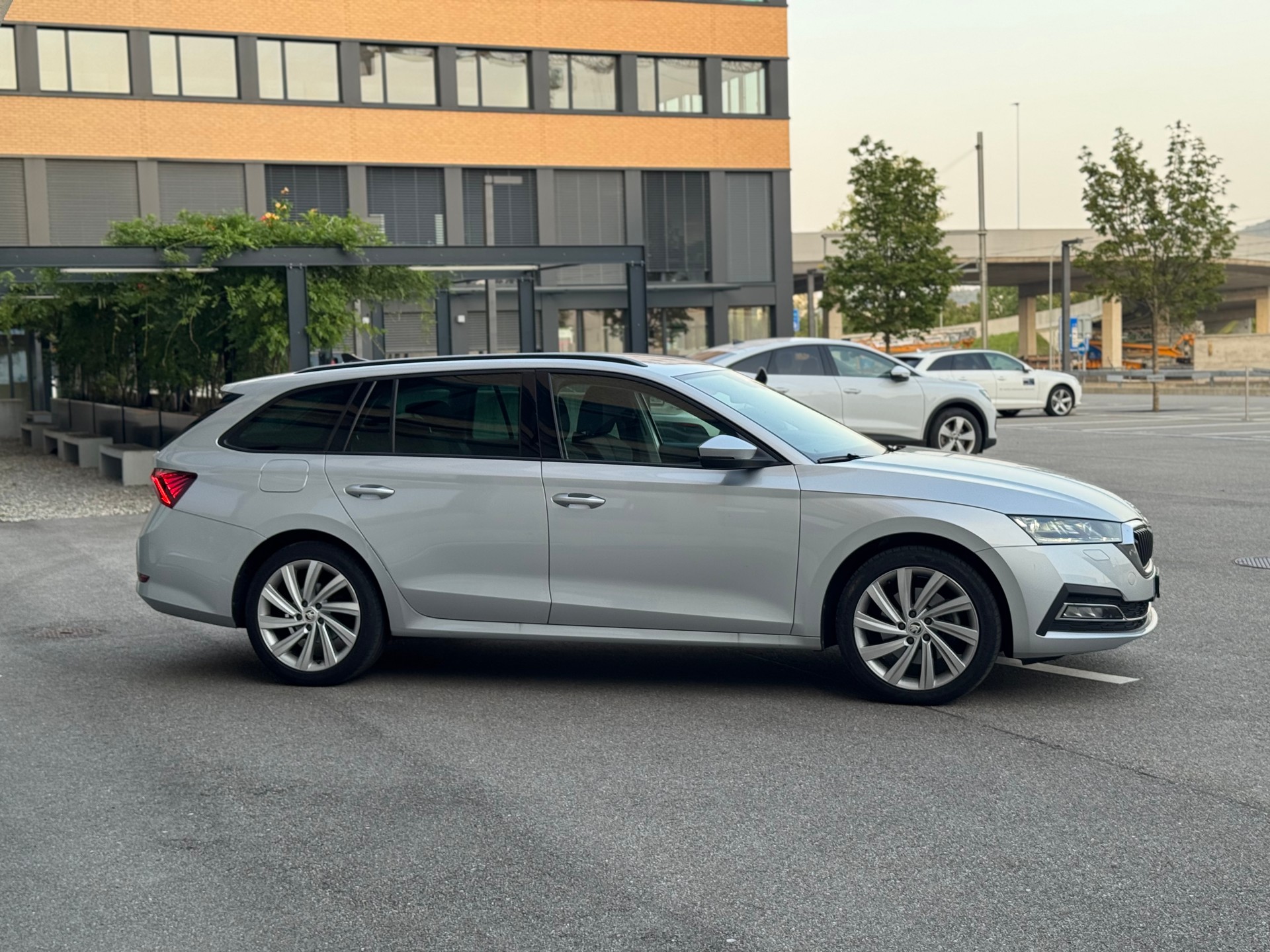SKODA Octavia Combi 2.0 TDI DSG Style 4x4-image-4