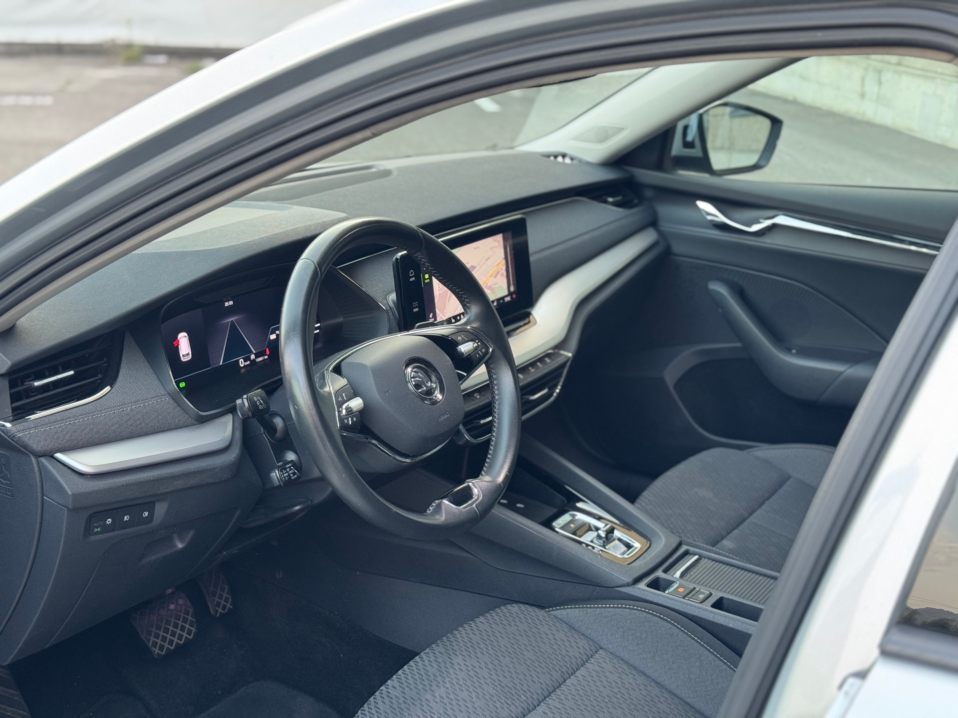 SKODA Octavia Combi 2.0 TDI DSG Style 4x4-image-12
