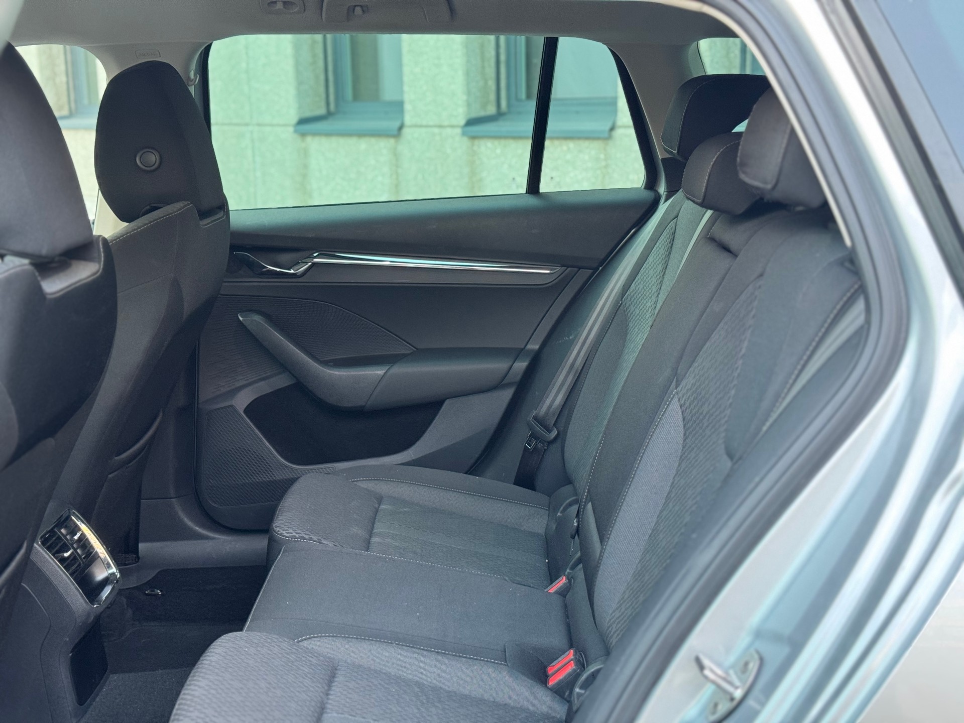 SKODA Octavia Combi 2.0 TDI DSG Style 4x4-image-17