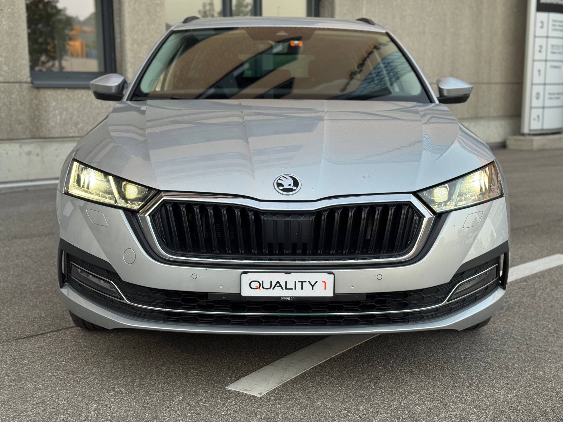 SKODA Octavia Combi 2.0 TDI DSG Style 4x4-image-6