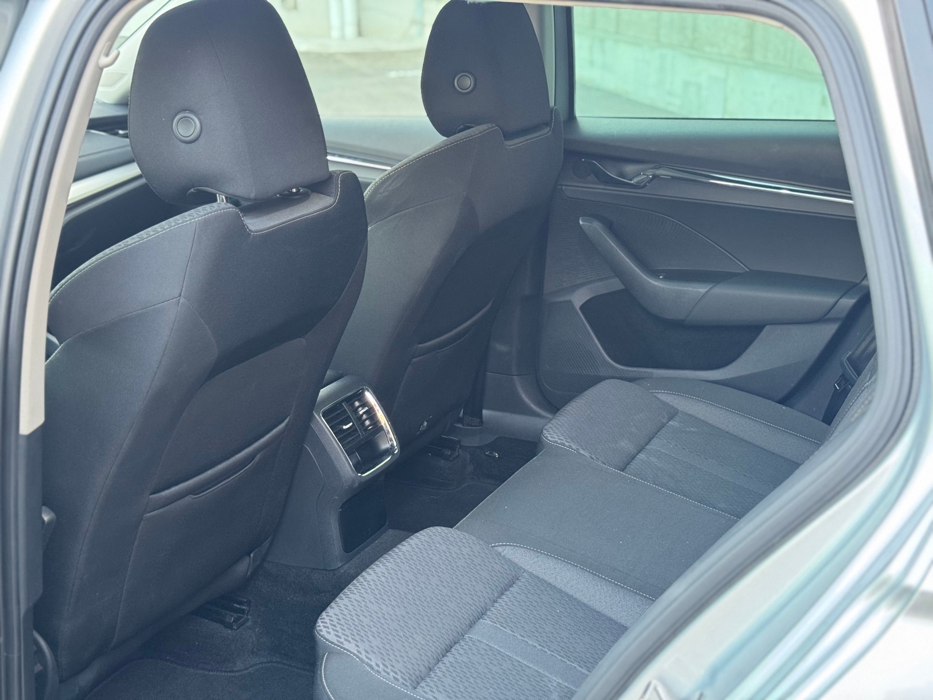 SKODA Octavia Combi 2.0 TDI DSG Style 4x4-image-18