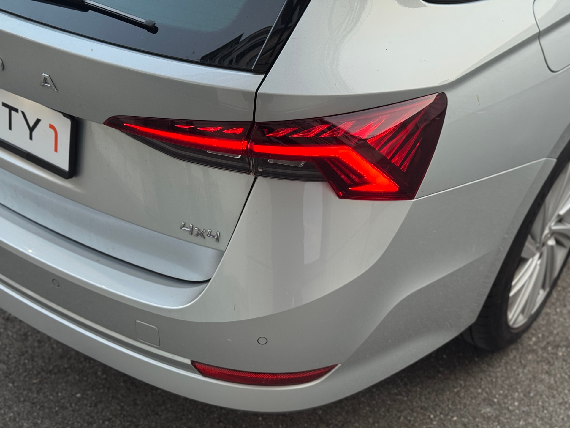 SKODA Octavia Combi 2.0 TDI DSG Style 4x4-image-8