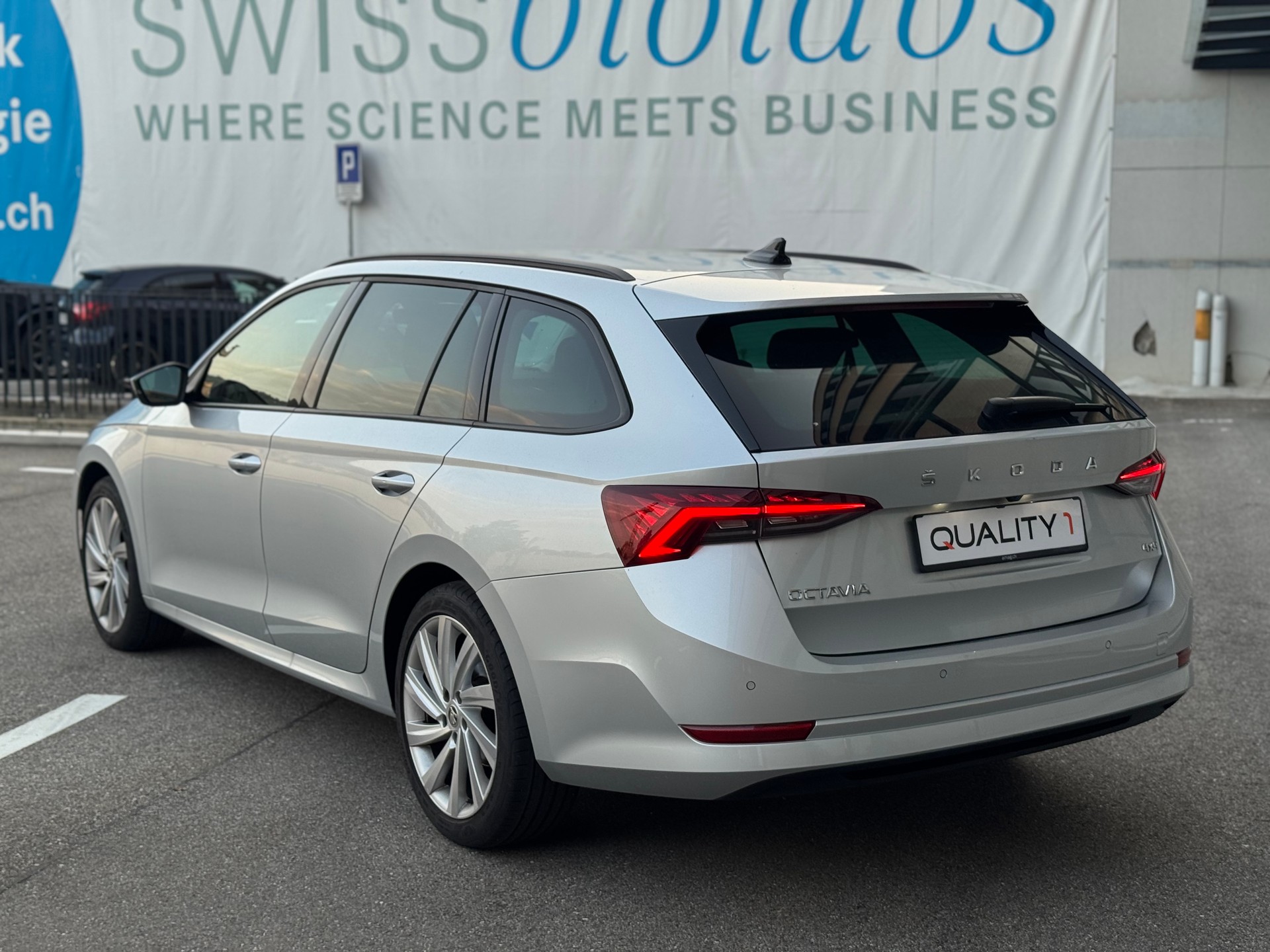 SKODA Octavia Combi 2.0 TDI DSG Style 4x4-image-2