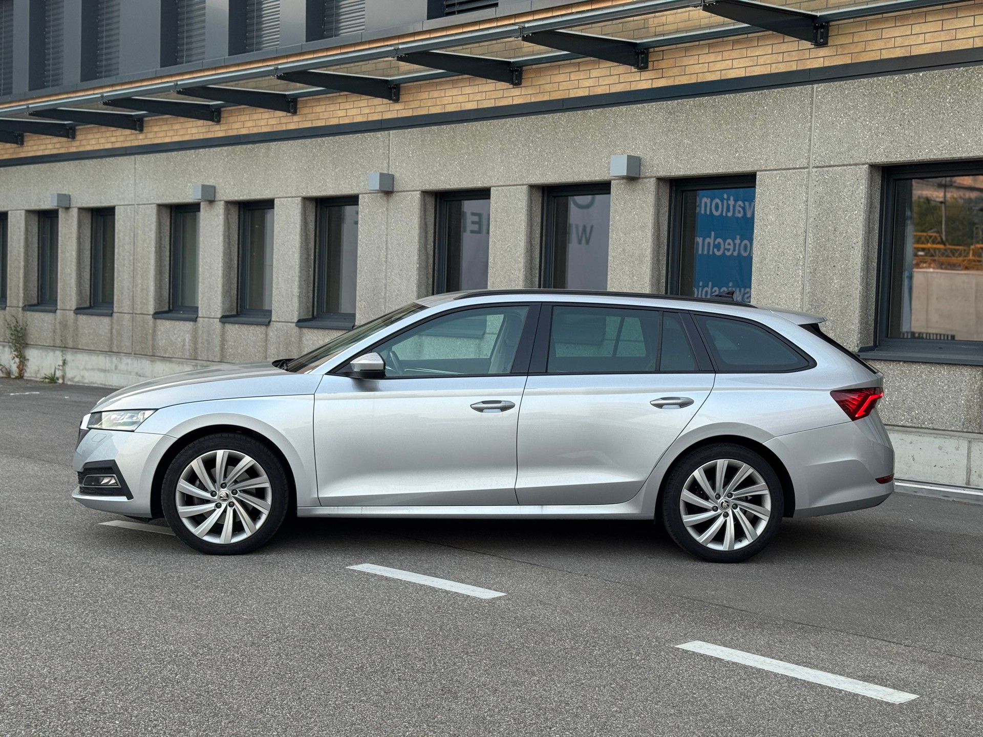 SKODA Octavia Combi 2.0 TDI DSG Style 4x4-image-1