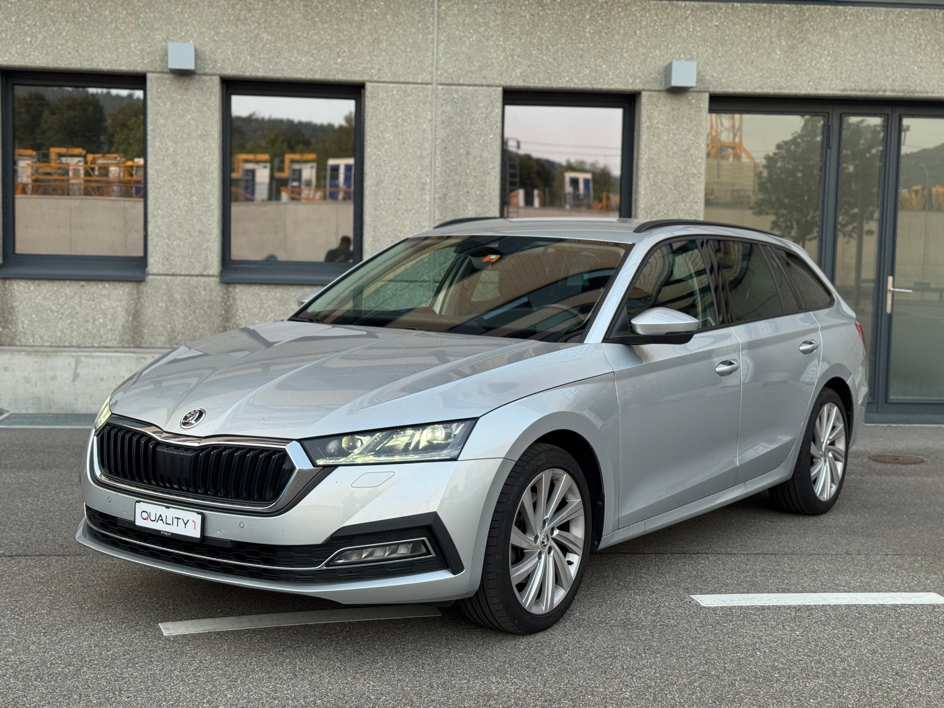 SKODA Octavia Combi 2.0 TDI DSG Style 4x4-image-0