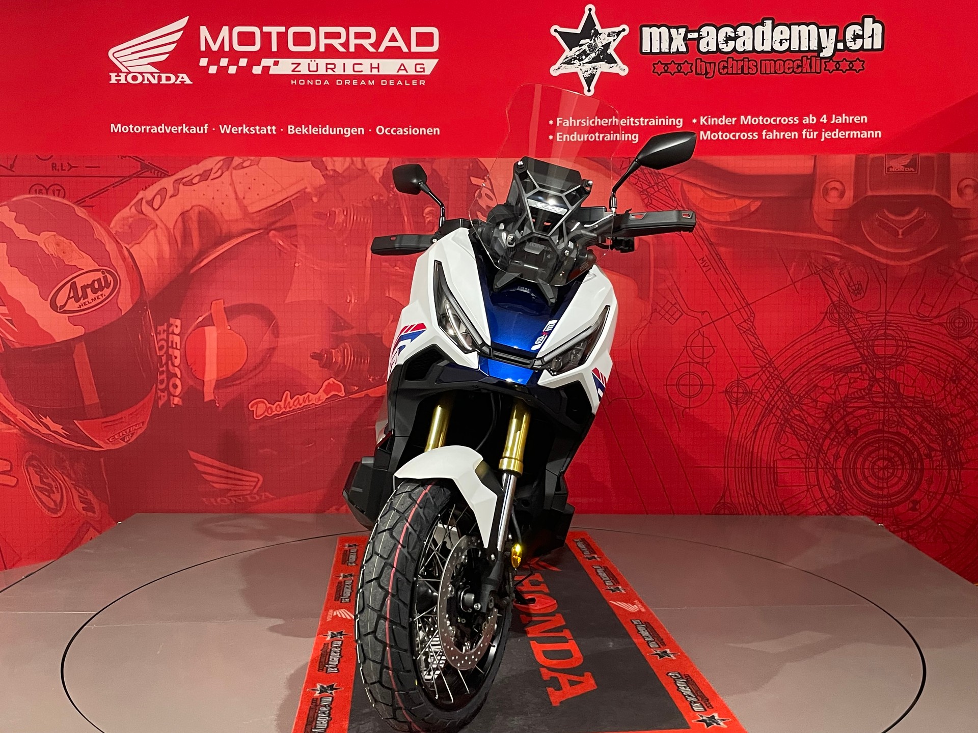 HONDA *X-ADV 750**Modell 2026**Special Edition**Matte Pearl White*-showroom-element-3