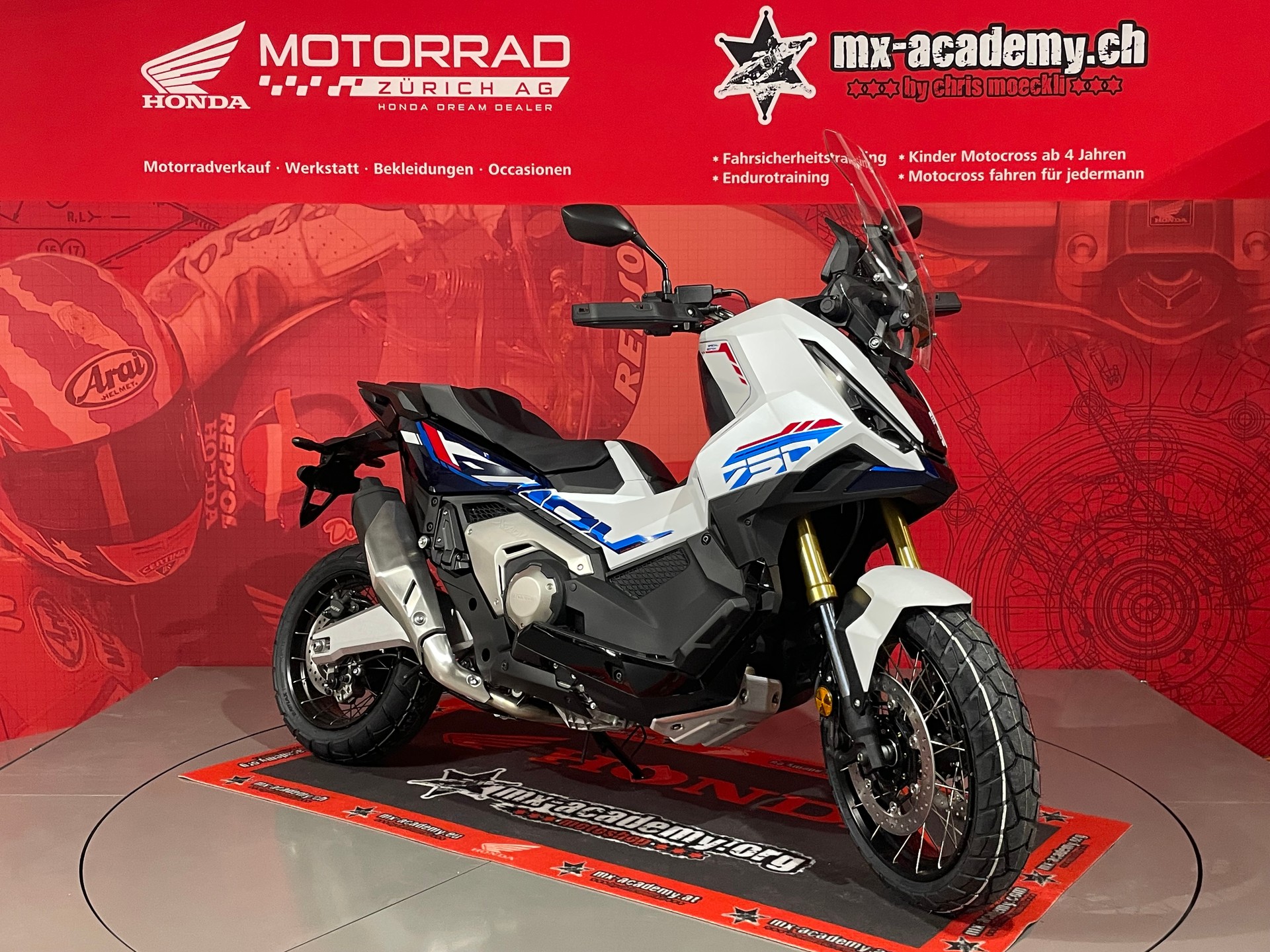 HONDA *X-ADV 750**Modell 2026**Special Edition**Matte Pearl White*-showroom-element-2