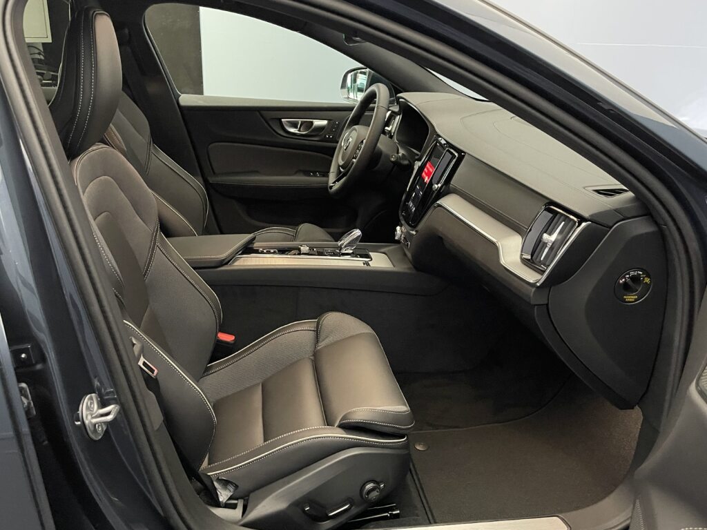 VOLVO V60 2.0 B4 Ultra Bright-image-11
