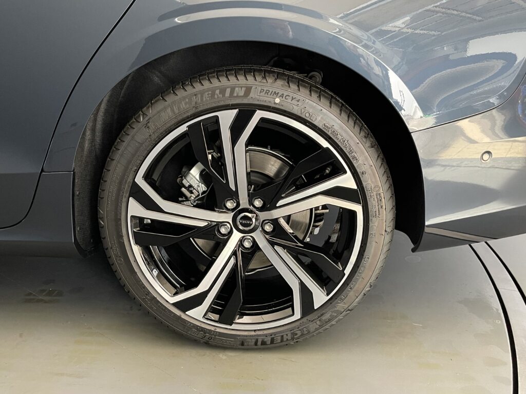 VOLVO V60 2.0 B4 Ultra Bright-image-5