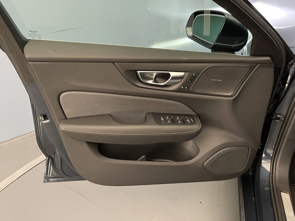 VOLVO V60 2.0 B4 Ultra Bright-image-10