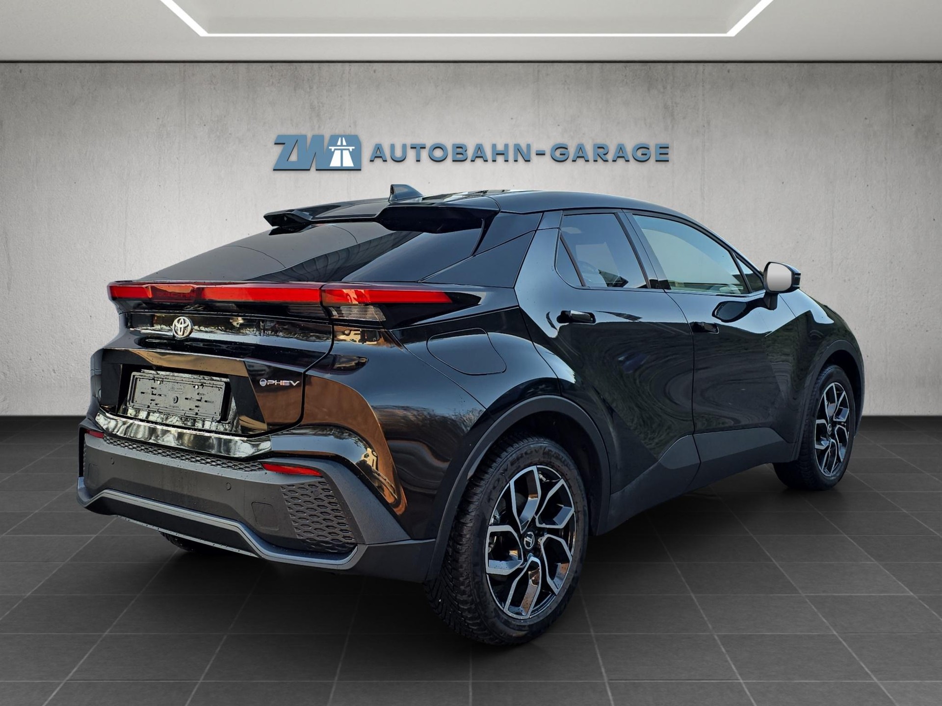 TOYOTA C-HR 2.0 PHEV Swiss Edition-image-4