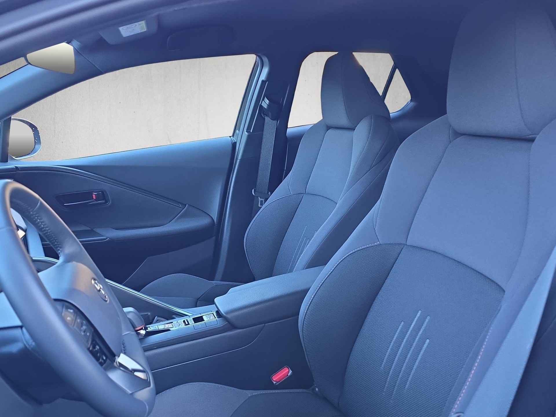 TOYOTA C-HR 2.0 PHEV Swiss Edition-image-9