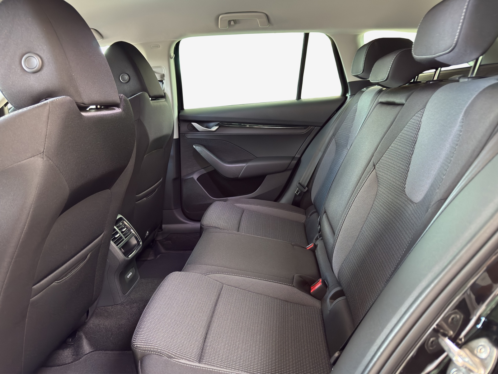 SKODA Octavia Combi 2.0 TDI DSG Selection-image-11