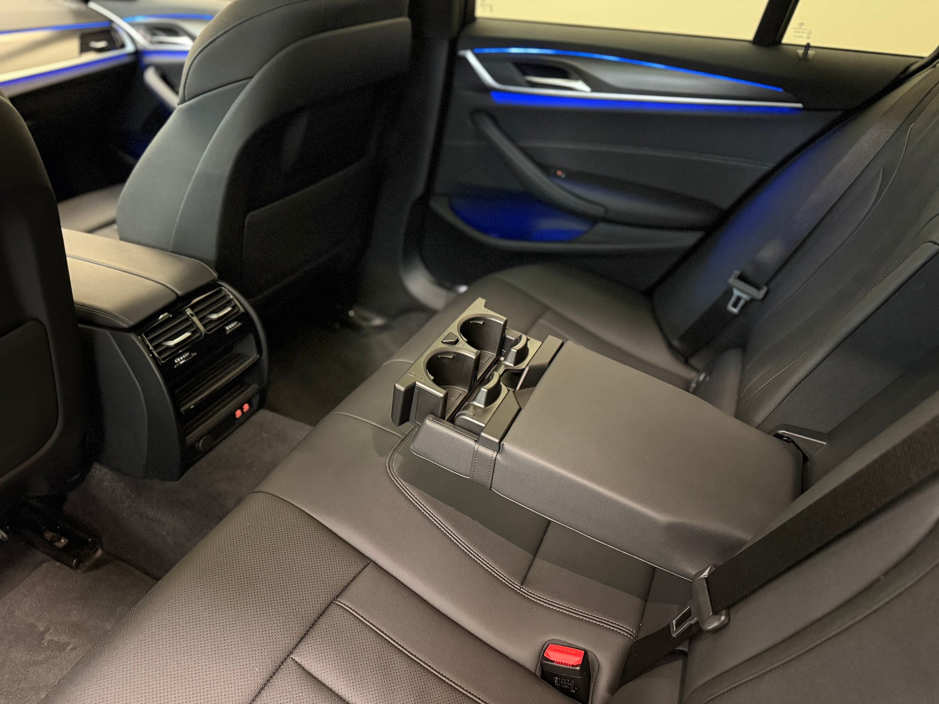 BMW 530i xDrive 48V Touring M Sport Pro Steptronic-image-16