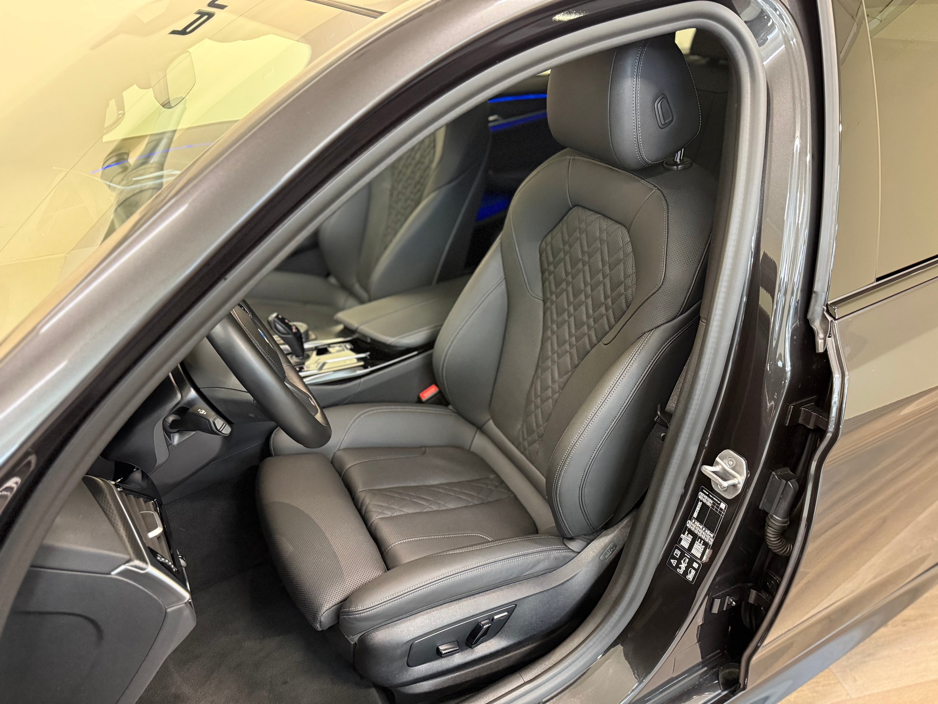 BMW 530i xDrive 48V Touring M Sport Pro Steptronic-image-13