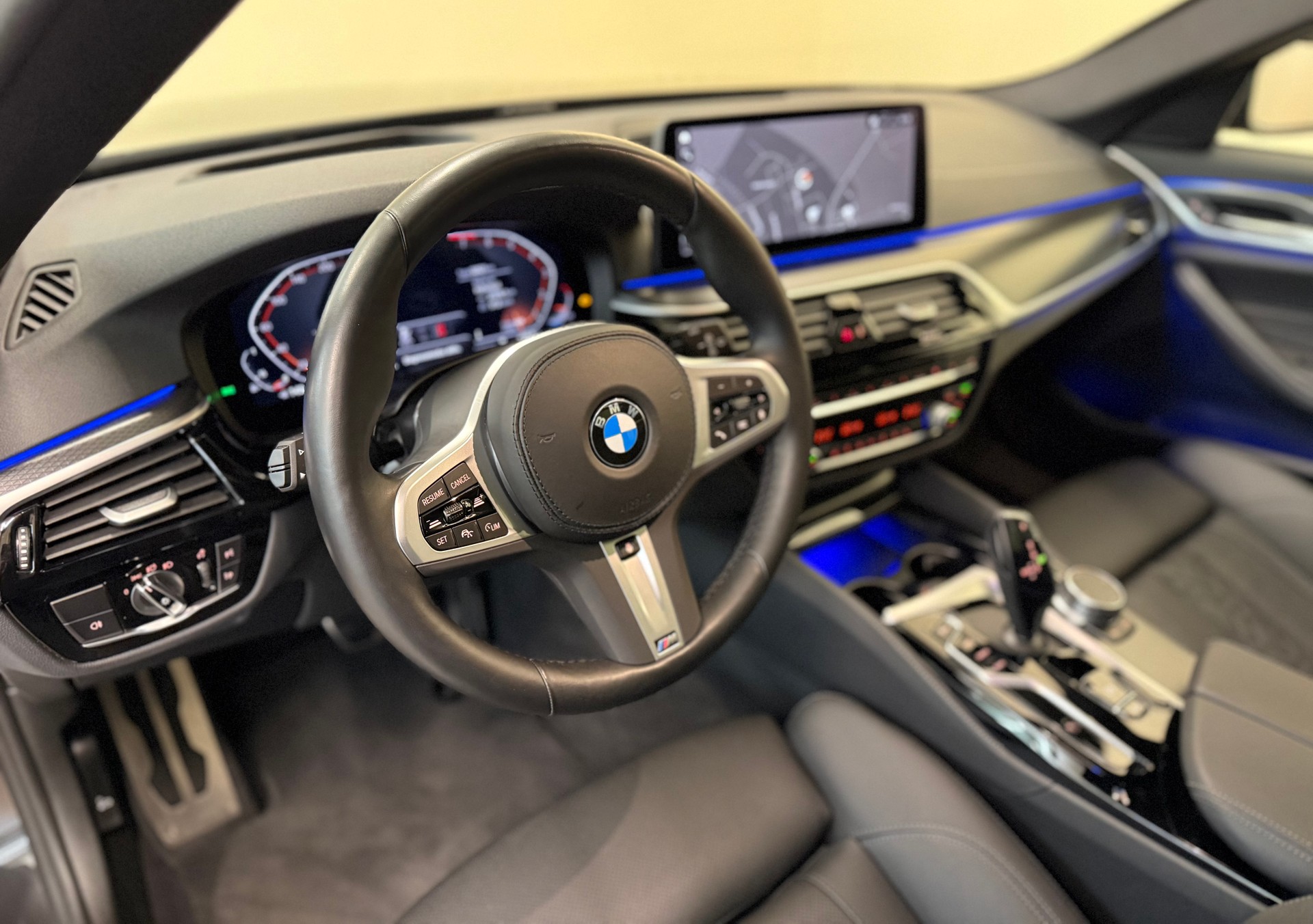 BMW 530i xDrive 48V Touring M Sport Pro Steptronic-image-14