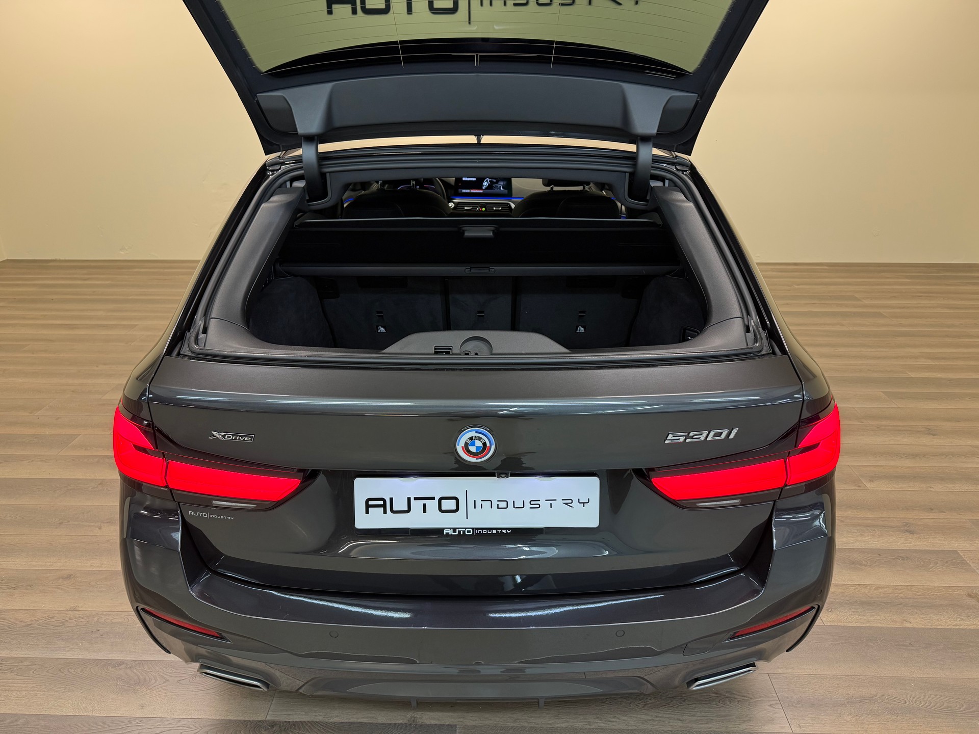 BMW 530i xDrive 48V Touring M Sport Pro Steptronic-image-10