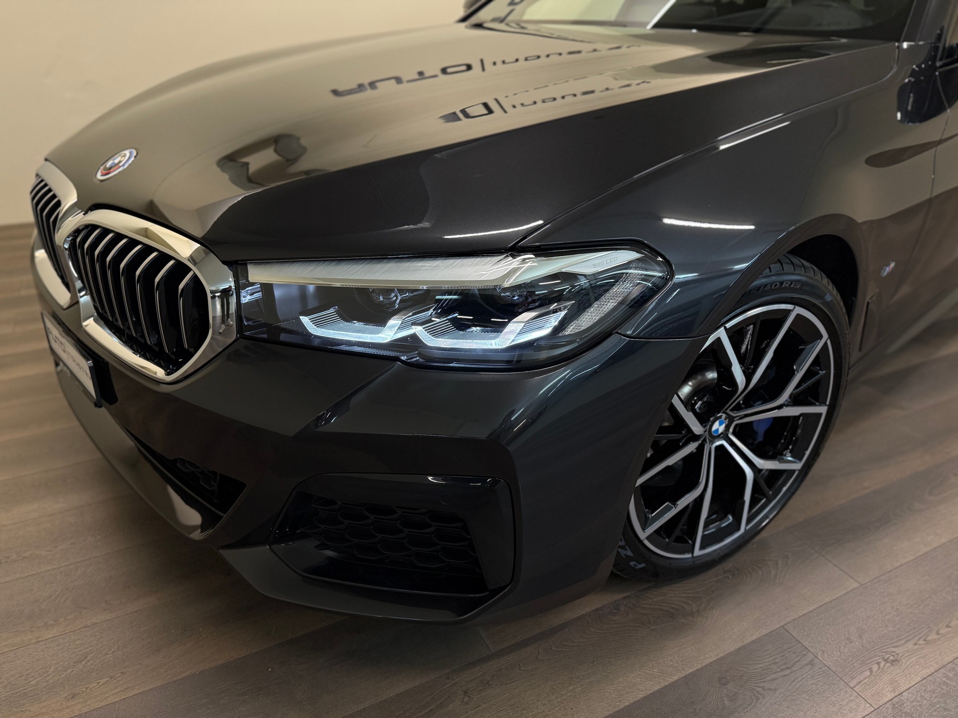 BMW 530i xDrive 48V Touring M Sport Pro Steptronic-showroom-element-2