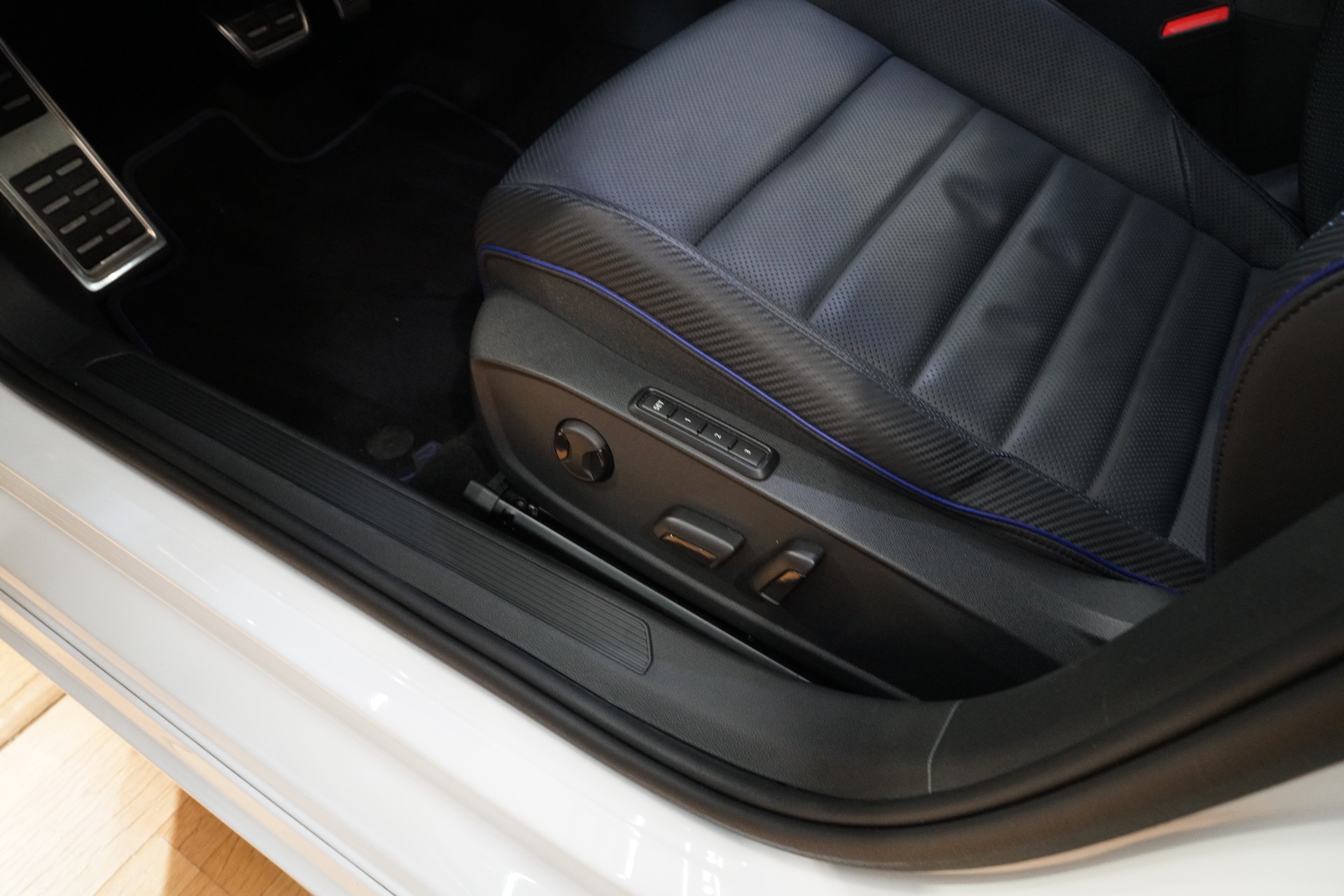 VW Golf Variant 2.0 TSI R DSG 4Motion R-Performancepaket 270 km/h-image-19