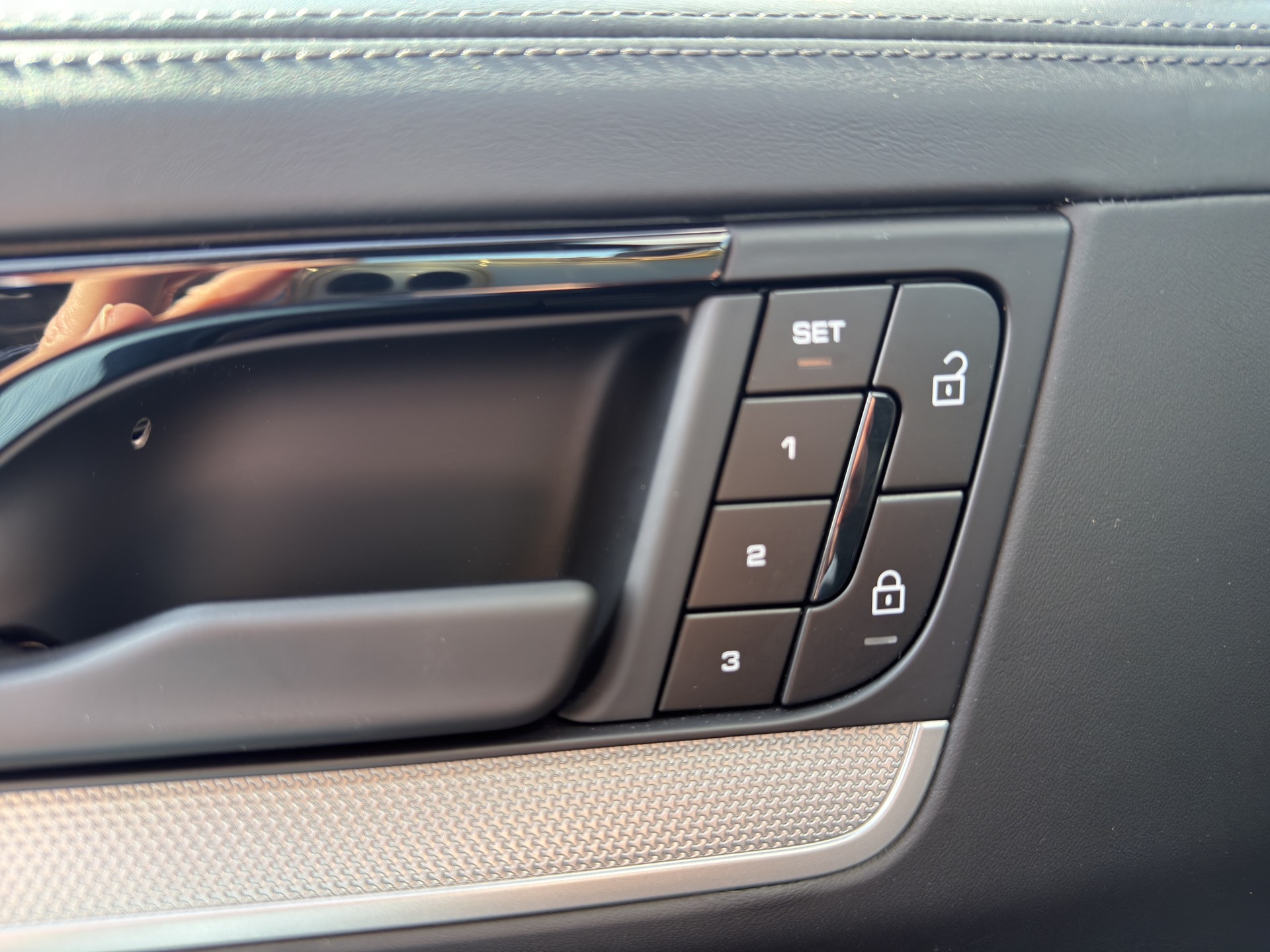 PORSCHE Cayenne E-Hybrid 3.0 V6 E-Hybrid-image-23