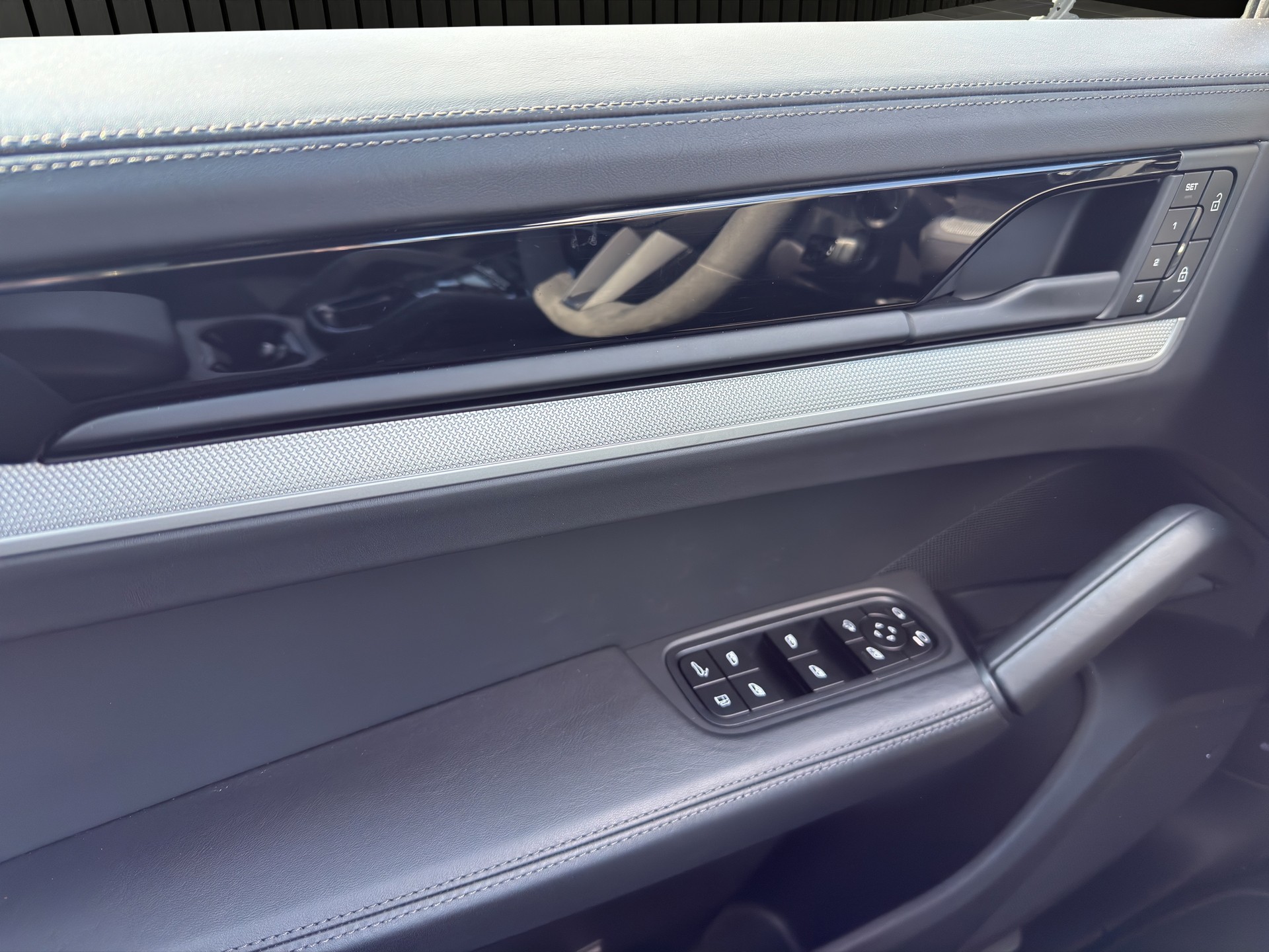 PORSCHE Cayenne E-Hybrid 3.0 V6 E-Hybrid-image-12